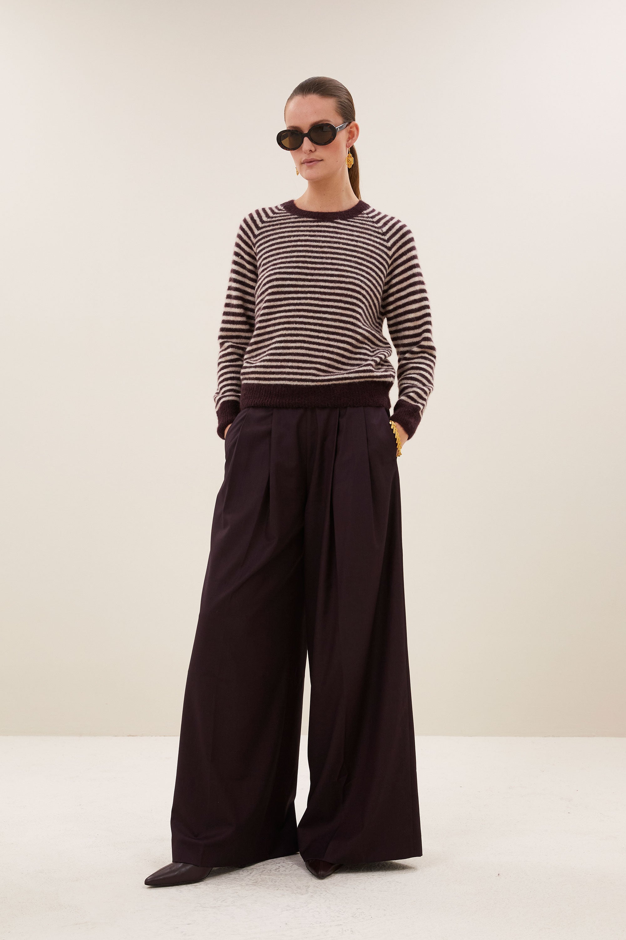 sally-stripe-pullover-burgundy-crush-stripe-alpacamix kwaliteit-comfortabele draagervaring-ronde halslijn-by-bar-vooraanzicht