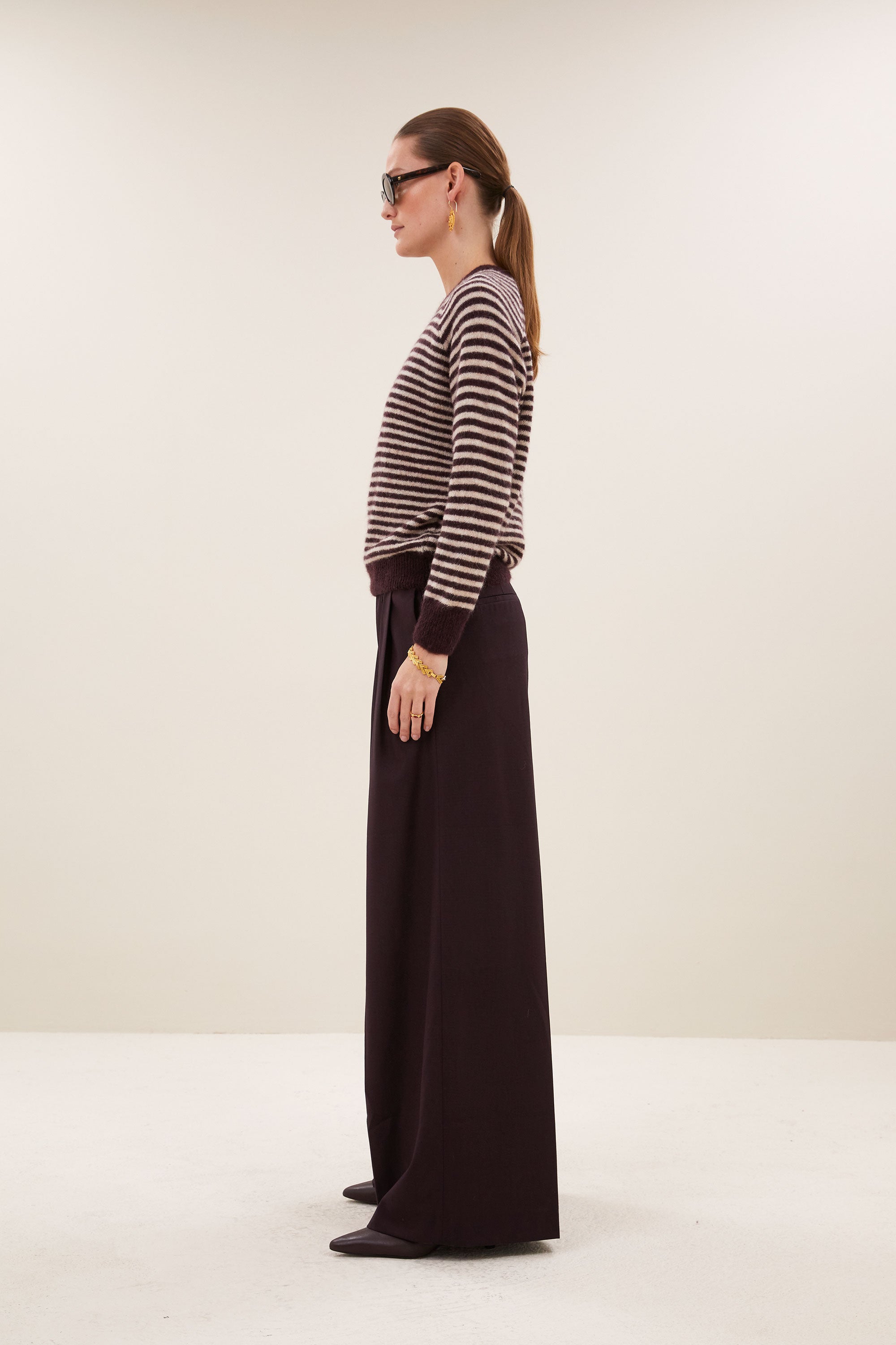 sally-stripe-pullover-burgundy-crush-stripe-alpacamix kwaliteit-comfortabele draagervaring-ronde halslijn-by-bar-zijaanzicht