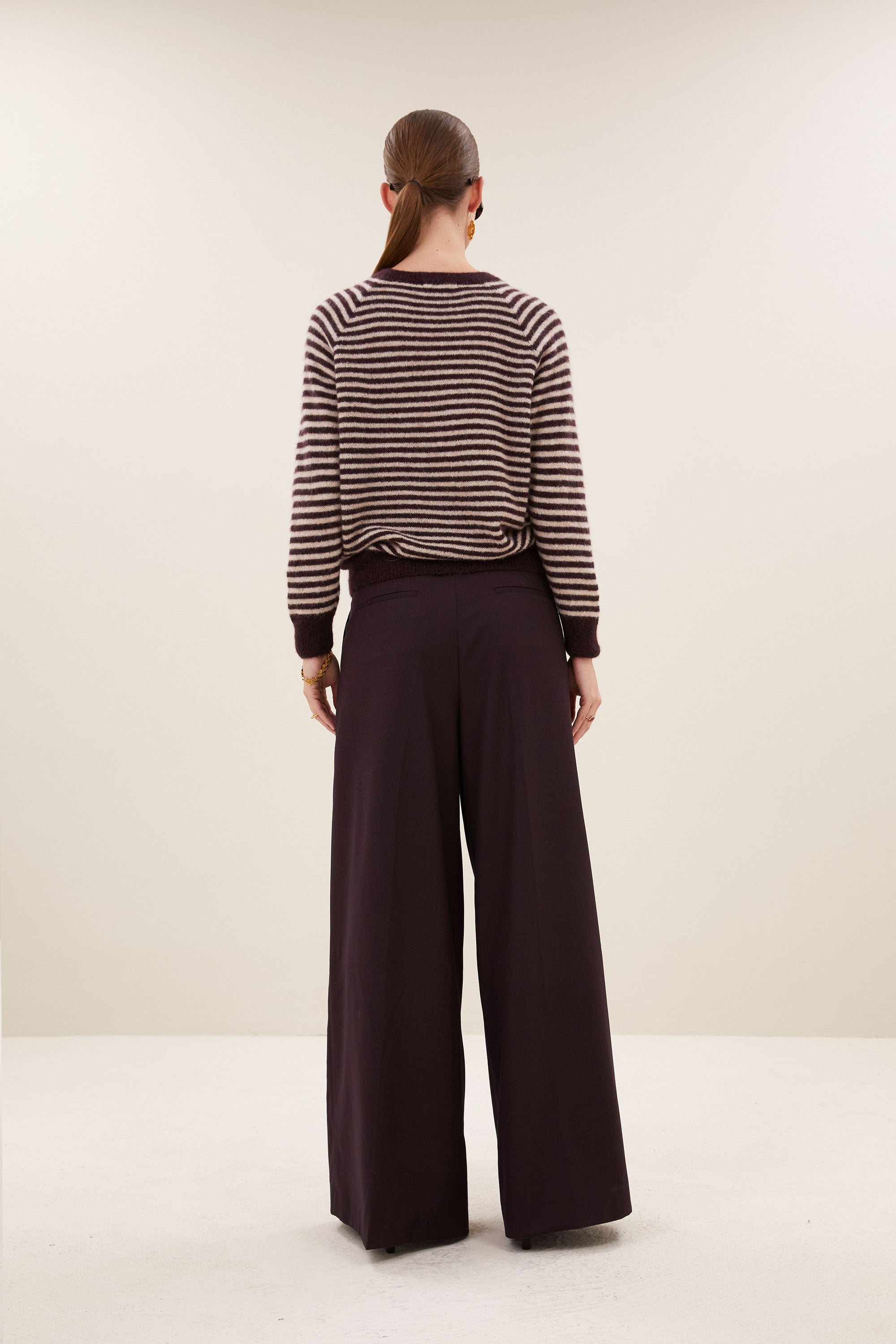 sally-stripe-pullover-burgundy-crush-stripe-alpacamix kwaliteit-comfortabele draagervaring-ronde halslijn-by-bar-achteraanzicht