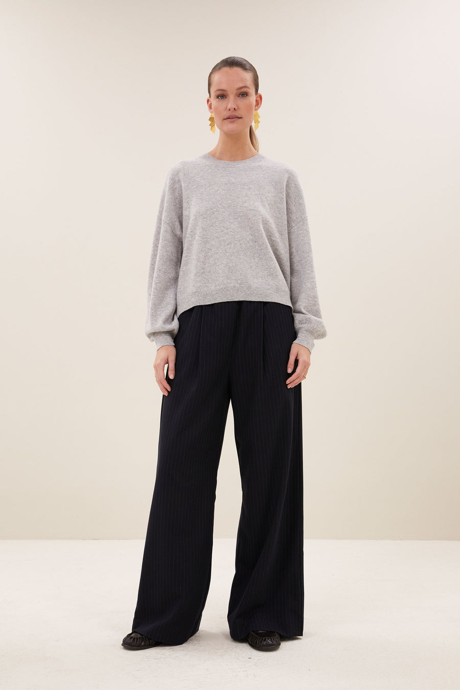 sammie-round-neck-pullover-grey-melee-merino wol-comfortabele draagervaring-all-time classic-by-bar-sfeerbeeld
