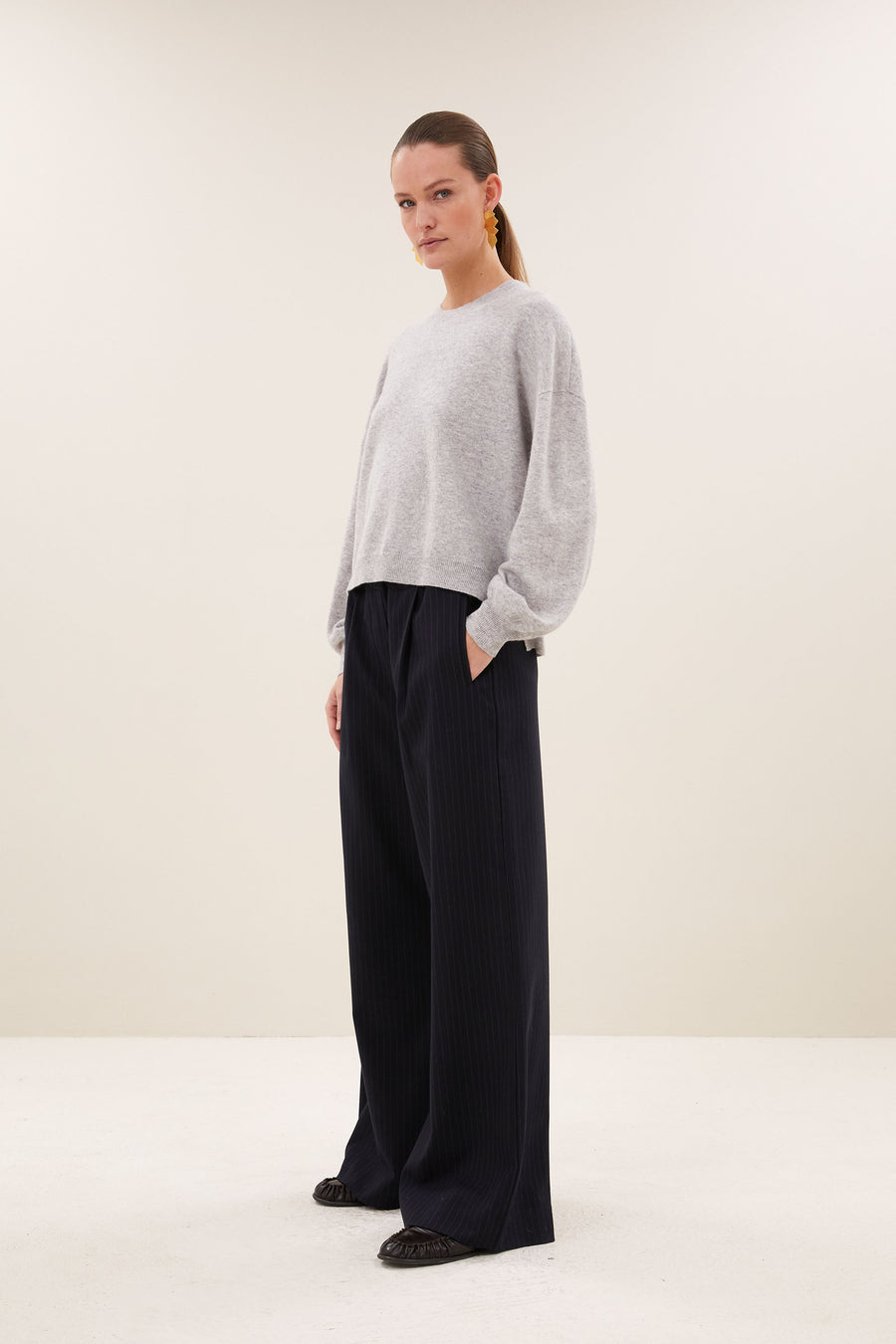 sammie-round-neck-pullover-grey-melee-merino wol-comfortabele draagervaring-all-time classic-by-bar-zijaanzicht