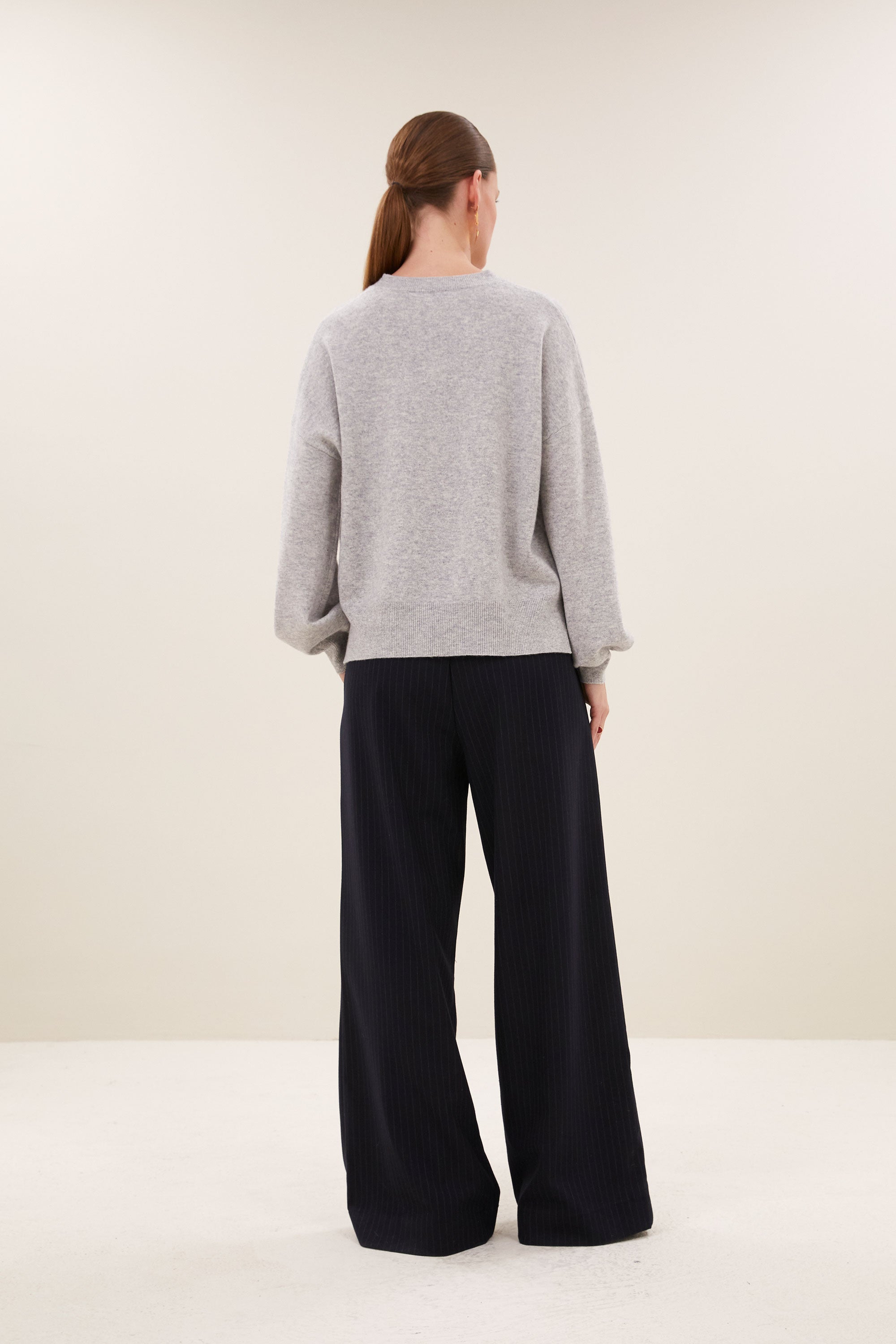 sammie-round-neck-pullover-grey-melee-merino wol-comfortabele draagervaring-all-time classic-by-bar-achteraanzicht