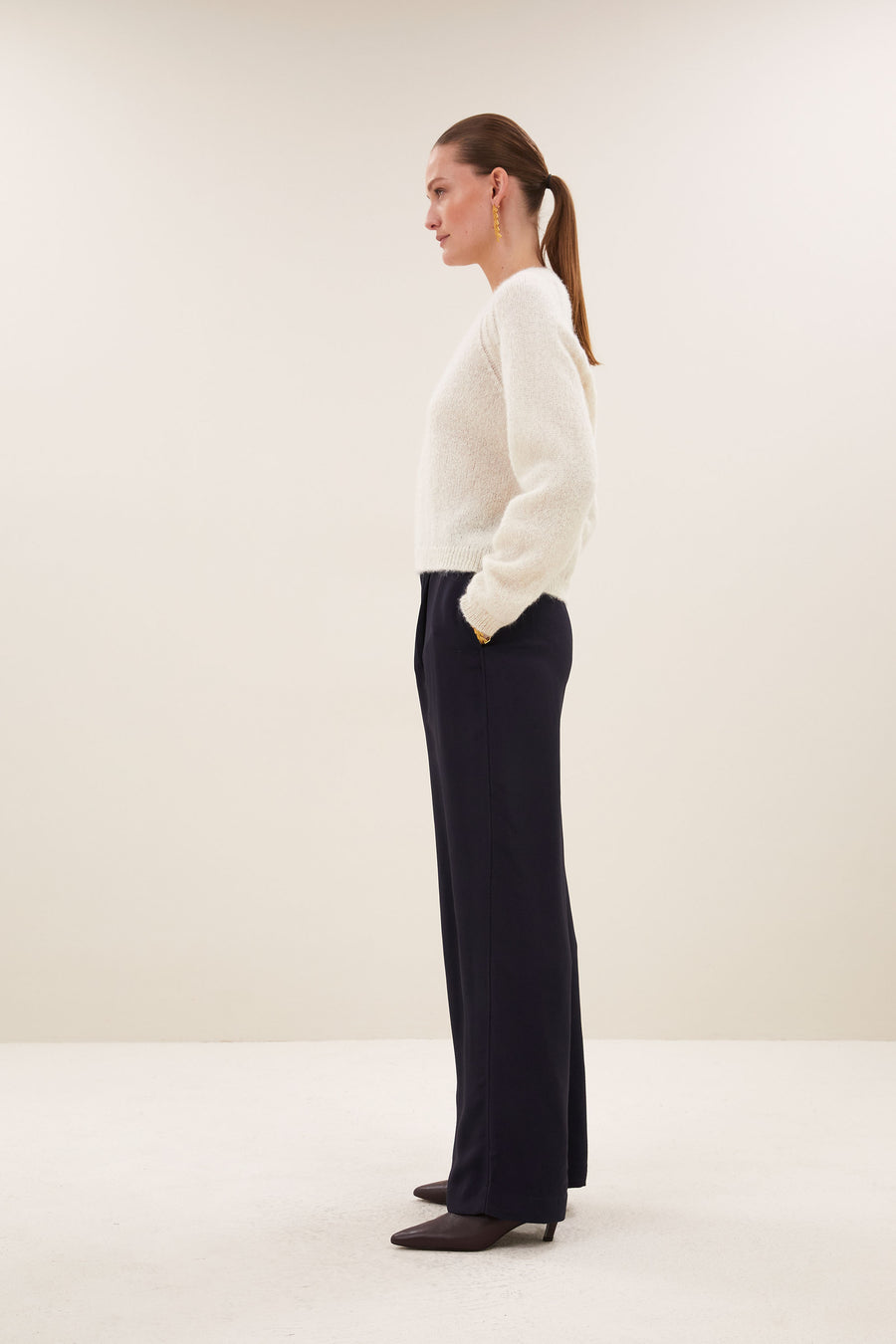 falon-pullover-off-white-alpacamix kwaliteit-all-time classic-ronde halslijn-by-bar-zijaanzicht