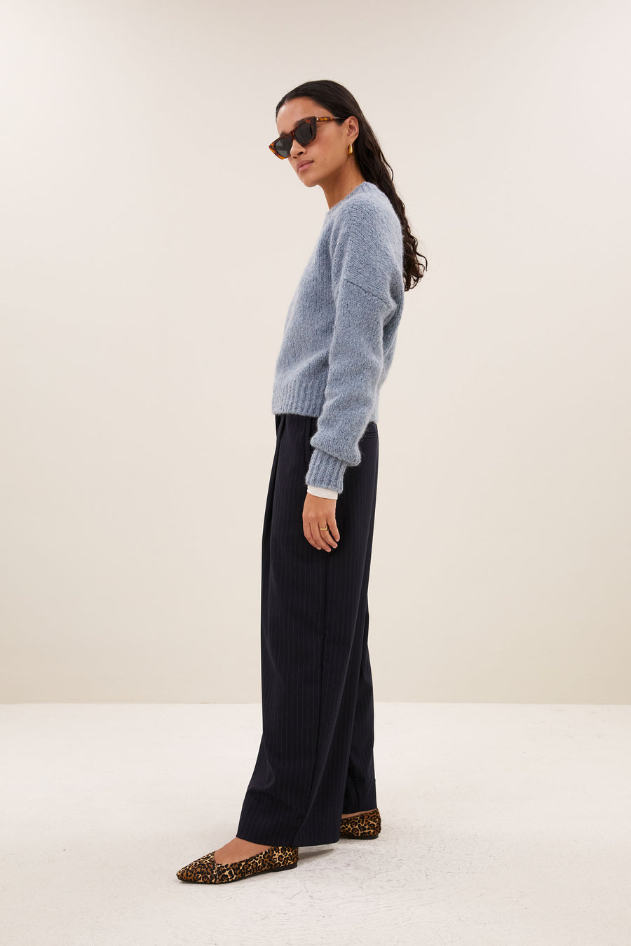 sonny-bulky-pullover-cloud-blue-alpacamix kwaliteit-korte fit-ronde halslijn-by-bar-zijaanzicht