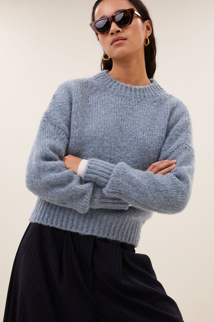 sonny-bulky-pullover-cloud-blue-alpacamix kwaliteit-korte fit-ronde halslijn-by-bar-detail