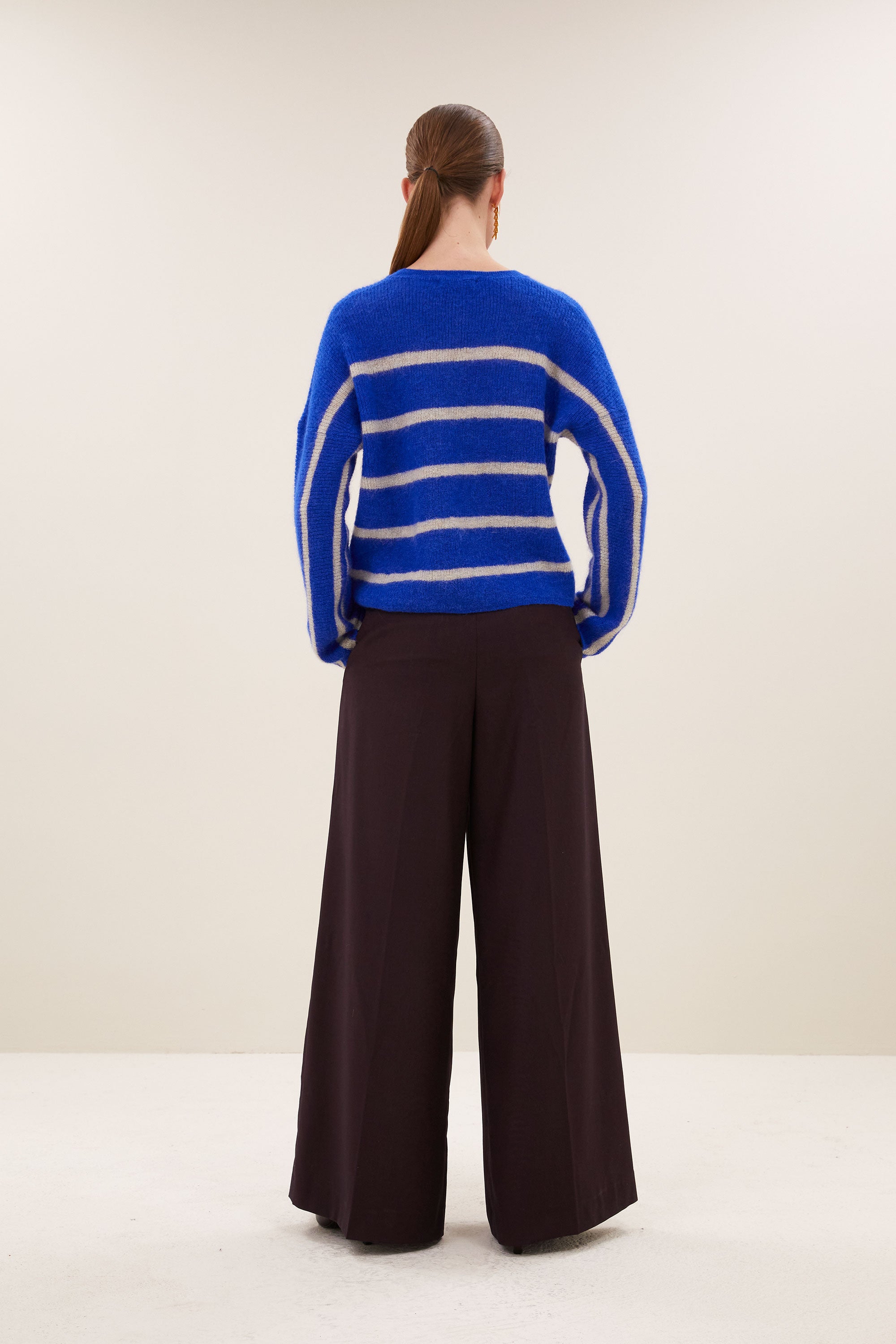 vide-stripe-pullover-off-white-stripe-korte fit-verlaagde schoudernaden-losvallende pasvorm-by-bar-achteraanzicht