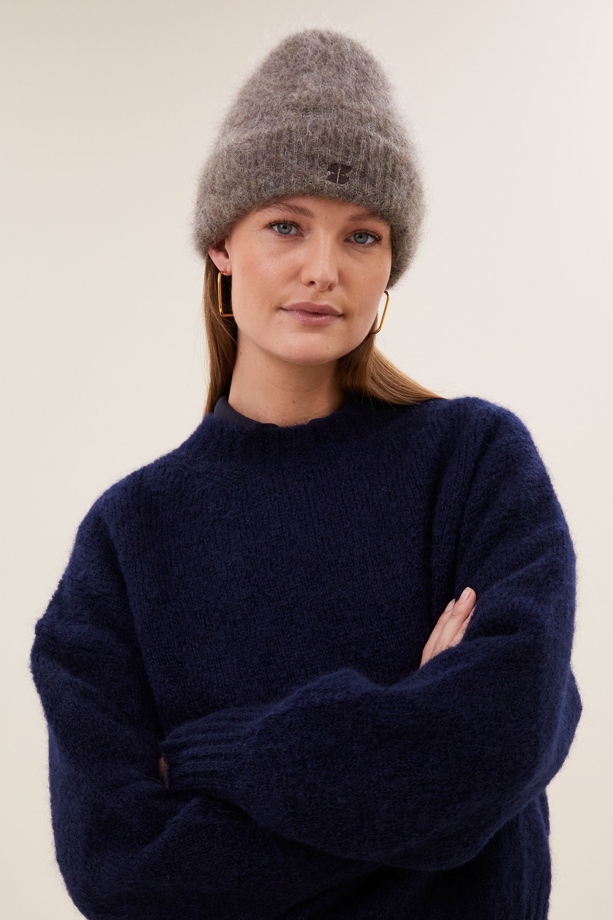 logo-norton-beanie-dark-biscuit-alpacamix kwaliteit-casual fit-by-bar-sfeerbeeld