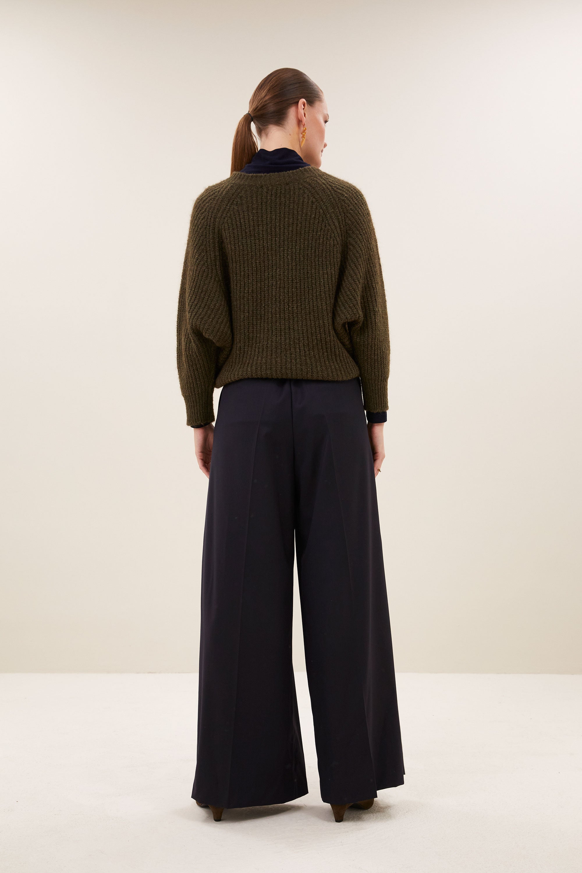 lune-pullover-olive-all-time classic-ribpatroon-v-halslijn-by-bar-achteraanzicht