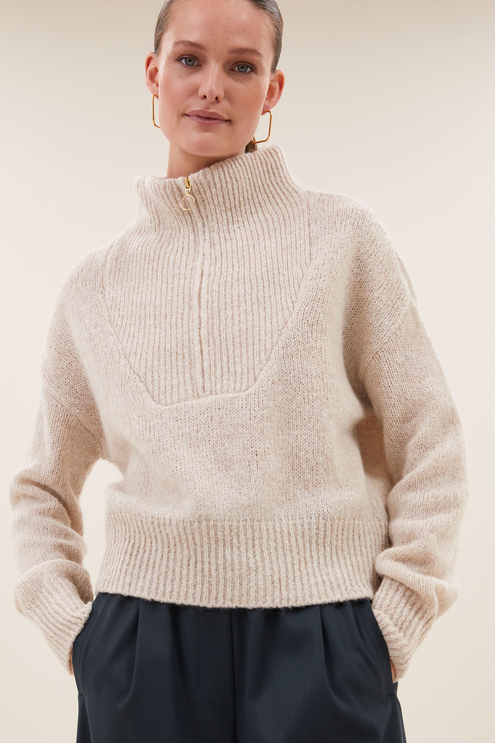 boxy-beau-pullover-chalk-2-alpacamix kwaliteit-hoge hals-ritssluiting-by-bar-sfeerbeeld
