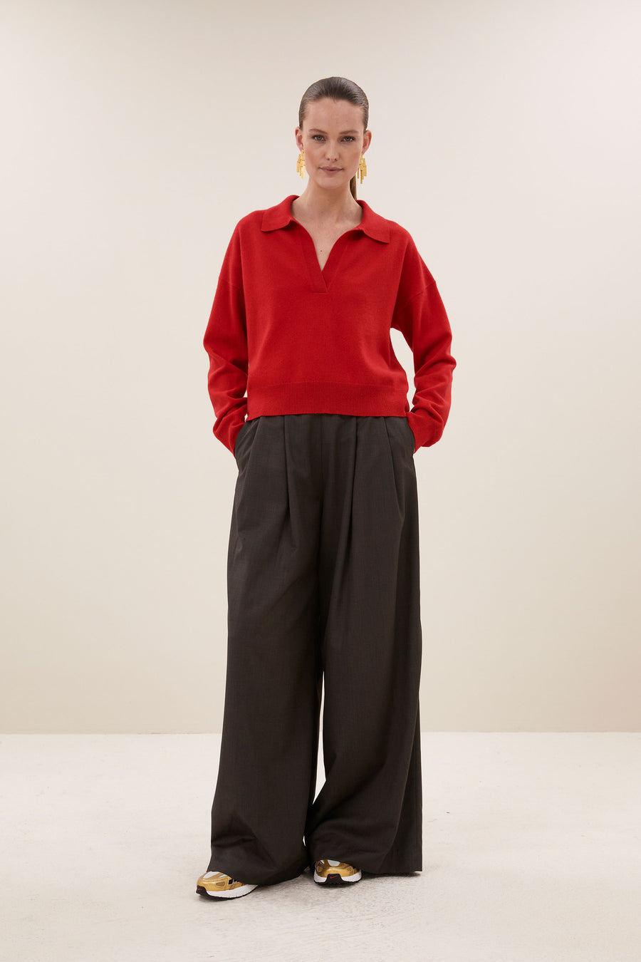 flex-pullover-lipstick-merino wol-comfortabele draagervaring-v-halslijn-by-bar-sfeerbeeld