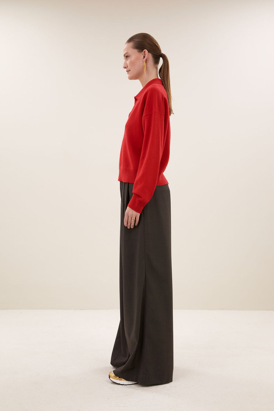flex-pullover-lipstick-merino wol-comfortabele draagervaring-v-halslijn-by-bar-zijaanzicht