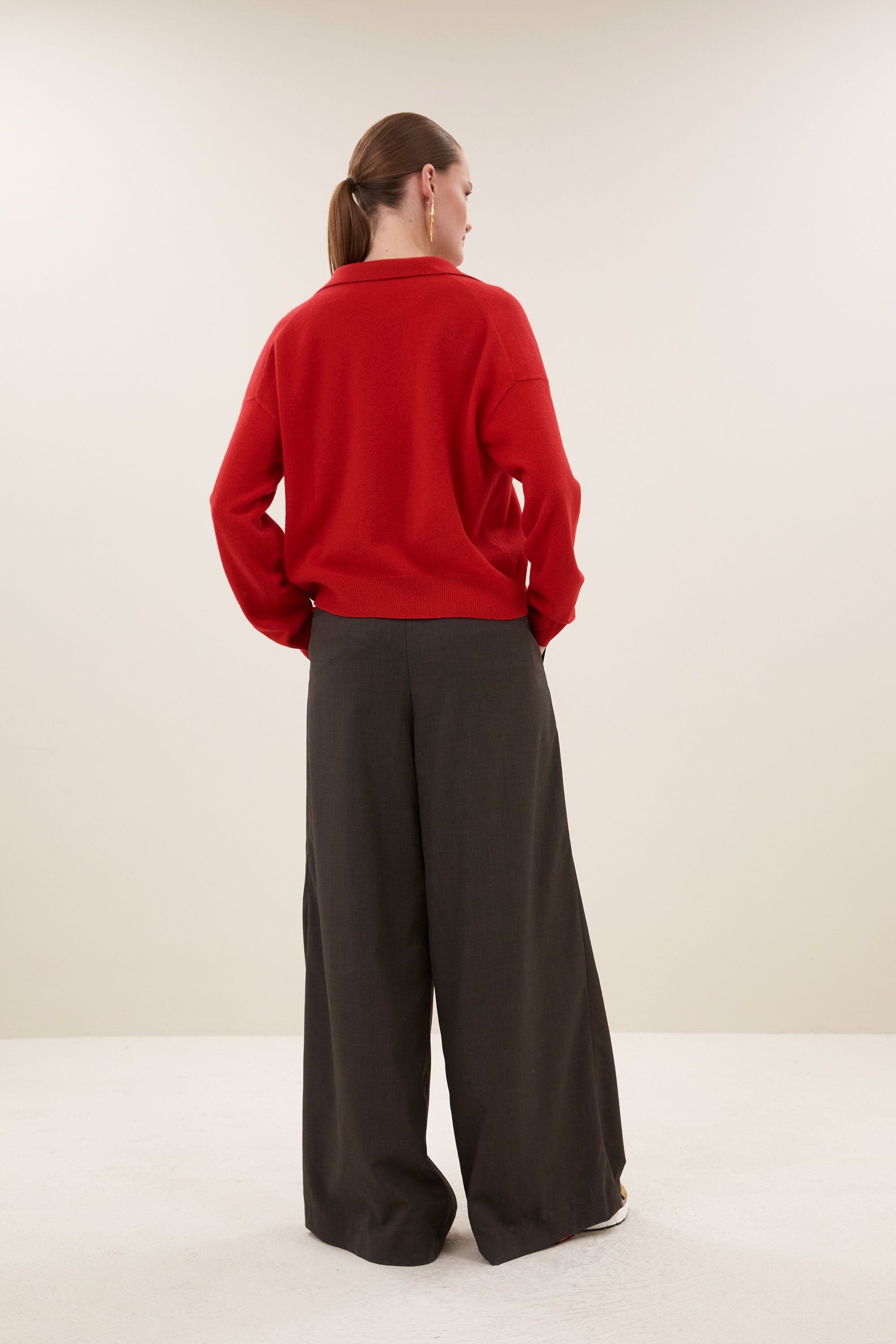 flex-pullover-lipstick-merino wol-comfortabele draagervaring-v-halslijn-by-bar-achteraanzicht