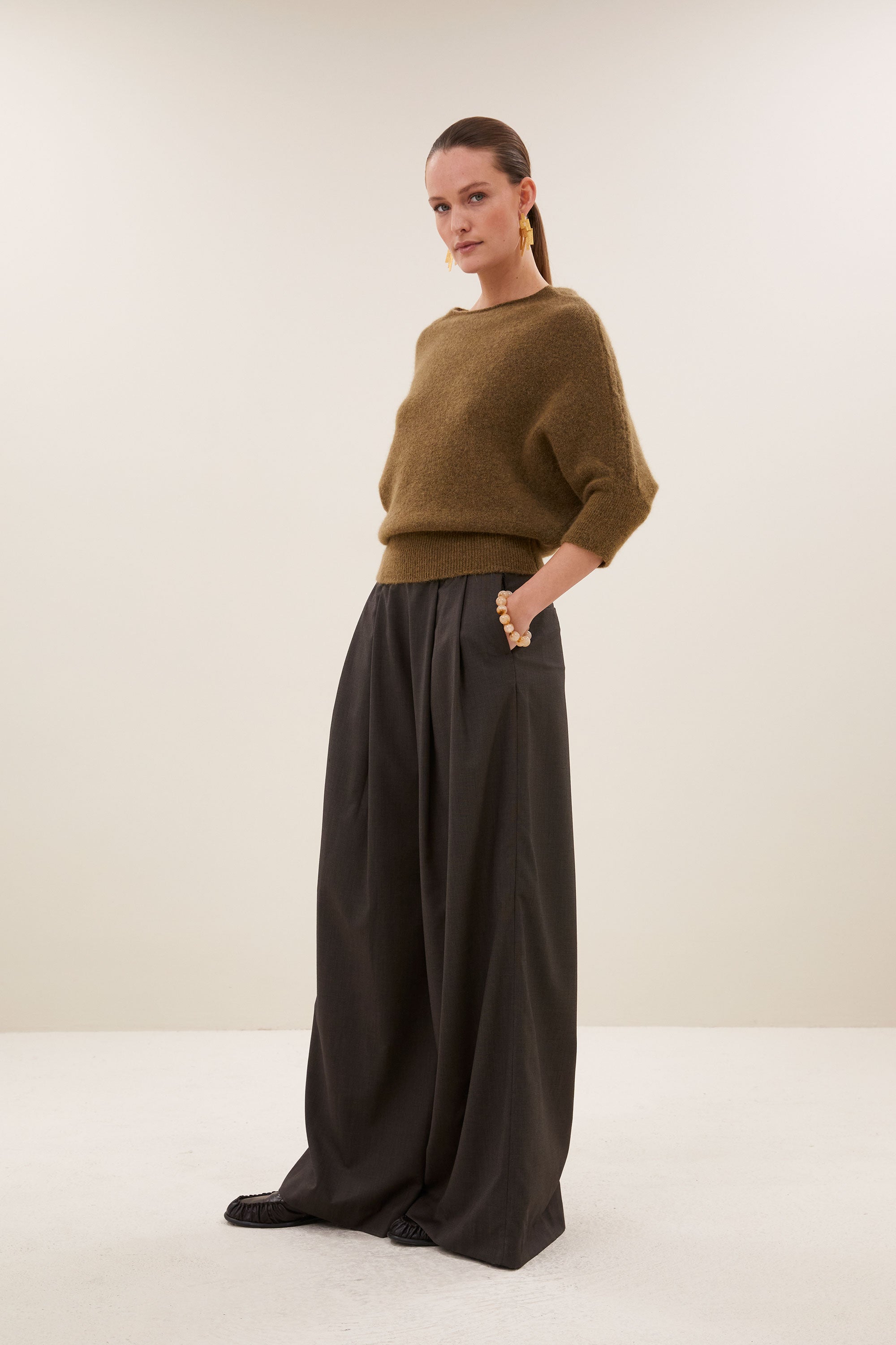 kyoto-pullover-golden-olive-alpacamix kwaliteit-all-time classic-ronde halslijn-by-bar-zijaanzicht
