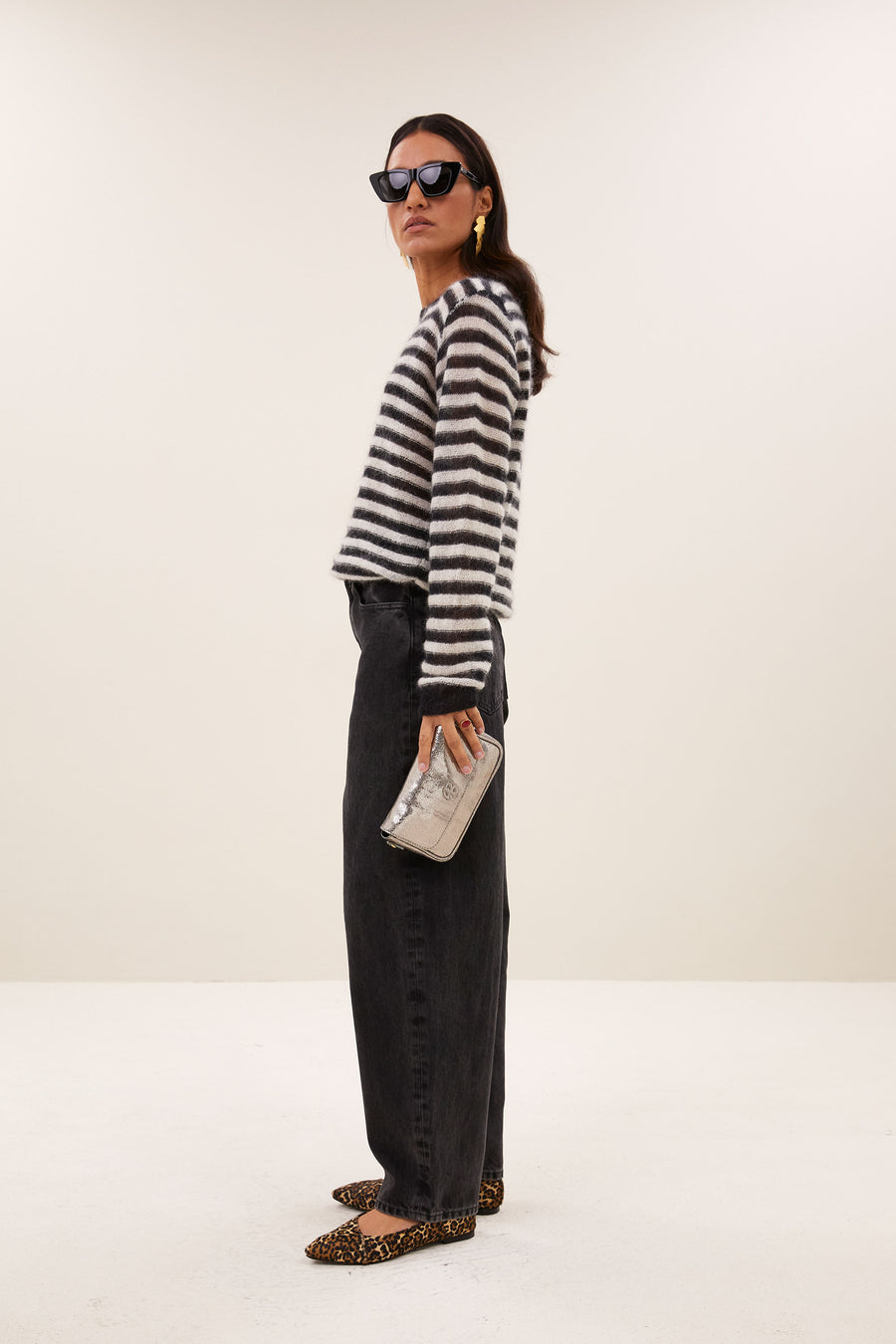 gwen-pullover-black-white-stripe-all-time classic-mix van mohair-ronde halslijn-by-bar-zijaanzicht