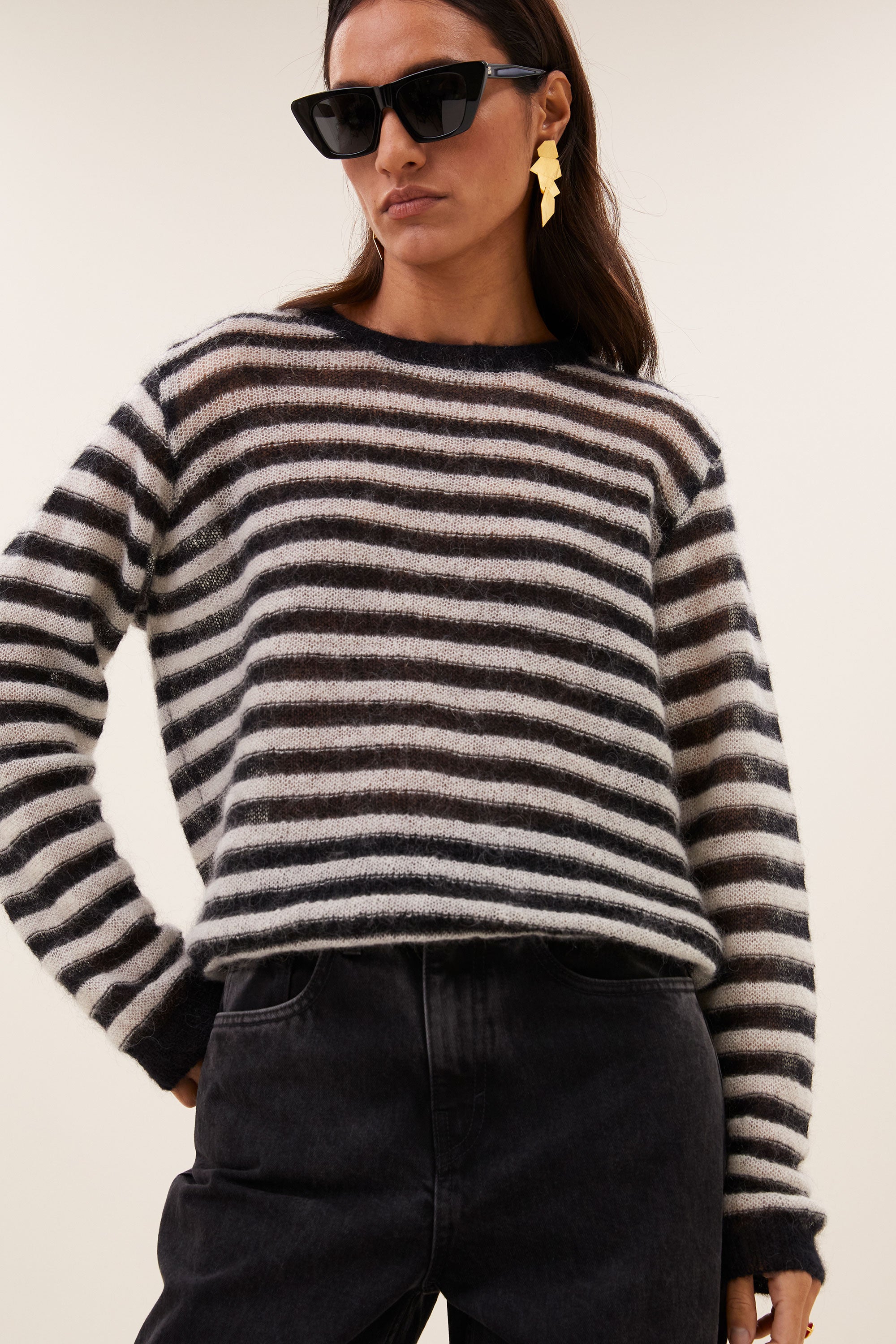 gwen-pullover-black-white-stripe-all-time classic-mix van mohair-ronde halslijn-by-bar-detail