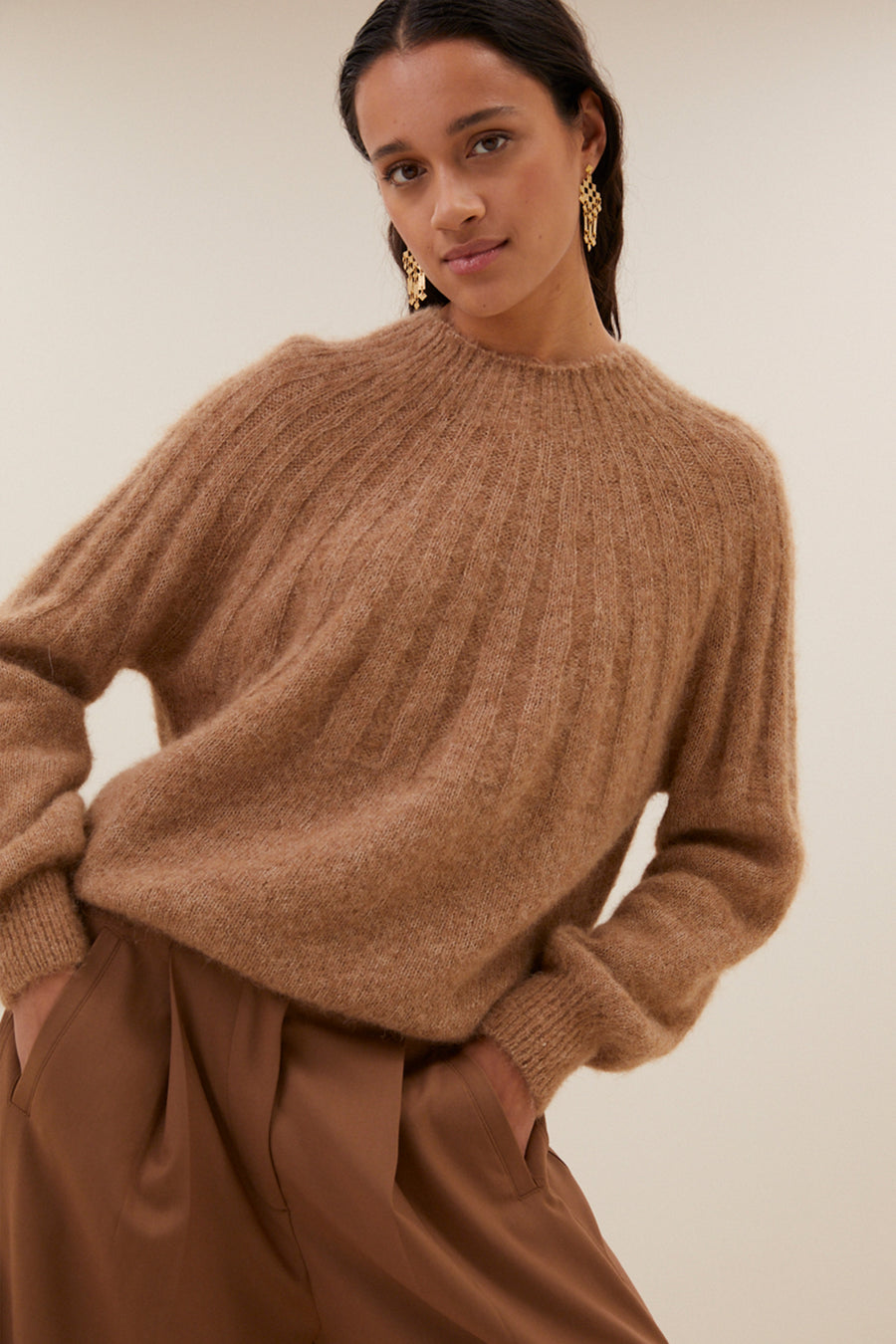 zoe-pullover-camel-alpacamix kwaliteit-all-time classic-ronde halslijn-by-bar-detail
