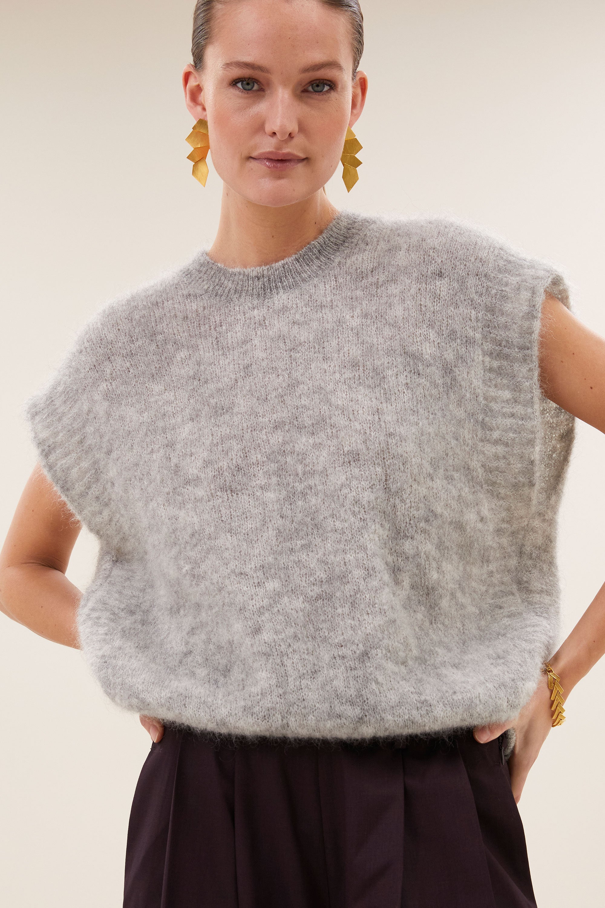 elena-spencer-grey-melee-all-time classic-mix van mohair-kleine kapmouw-by-bar-sfeerbeeld