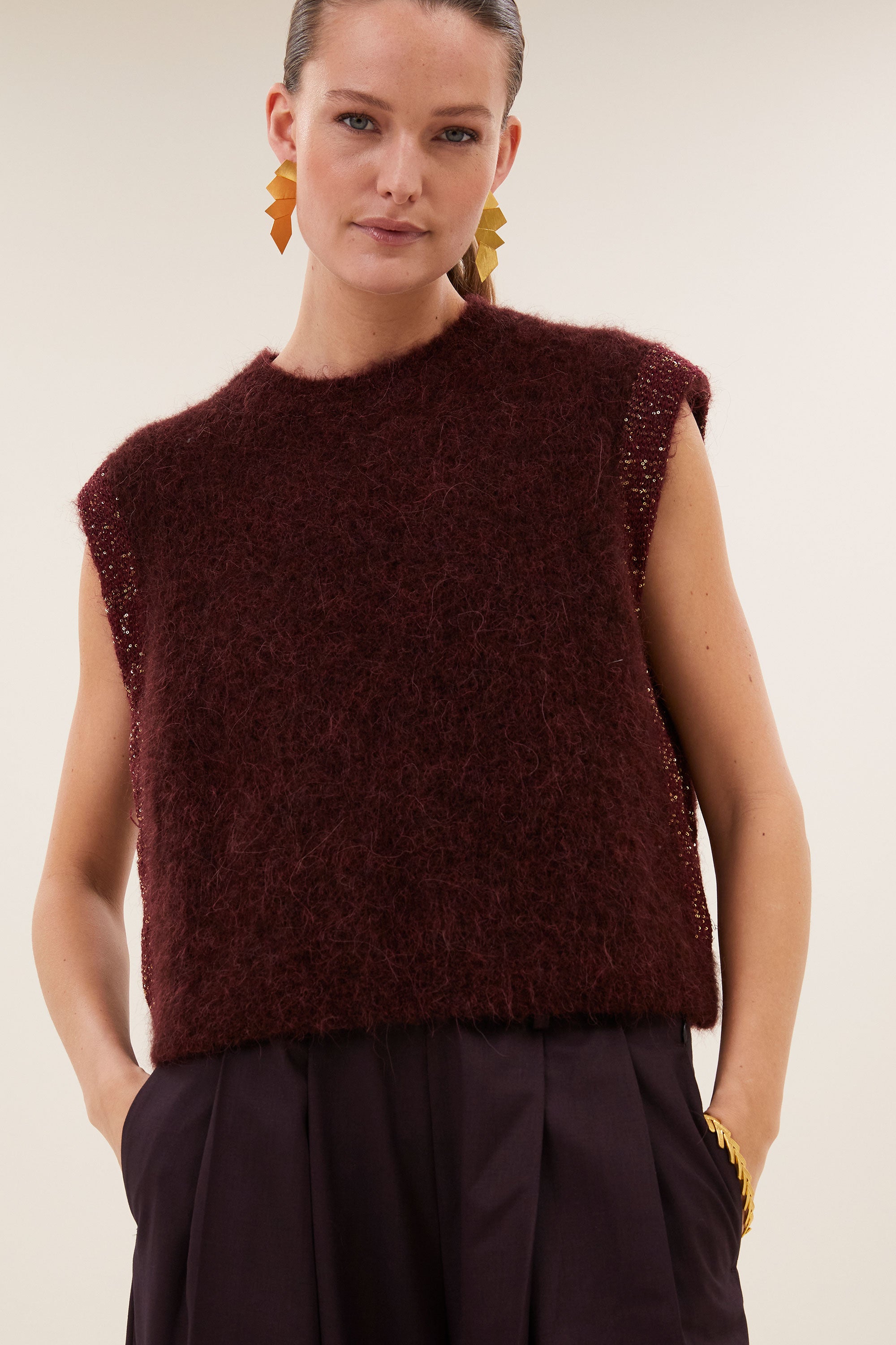 noby-spencer-wine-comfortabele draagervaring-ronde halslijn-kleine kapmouw-by-bar-detail