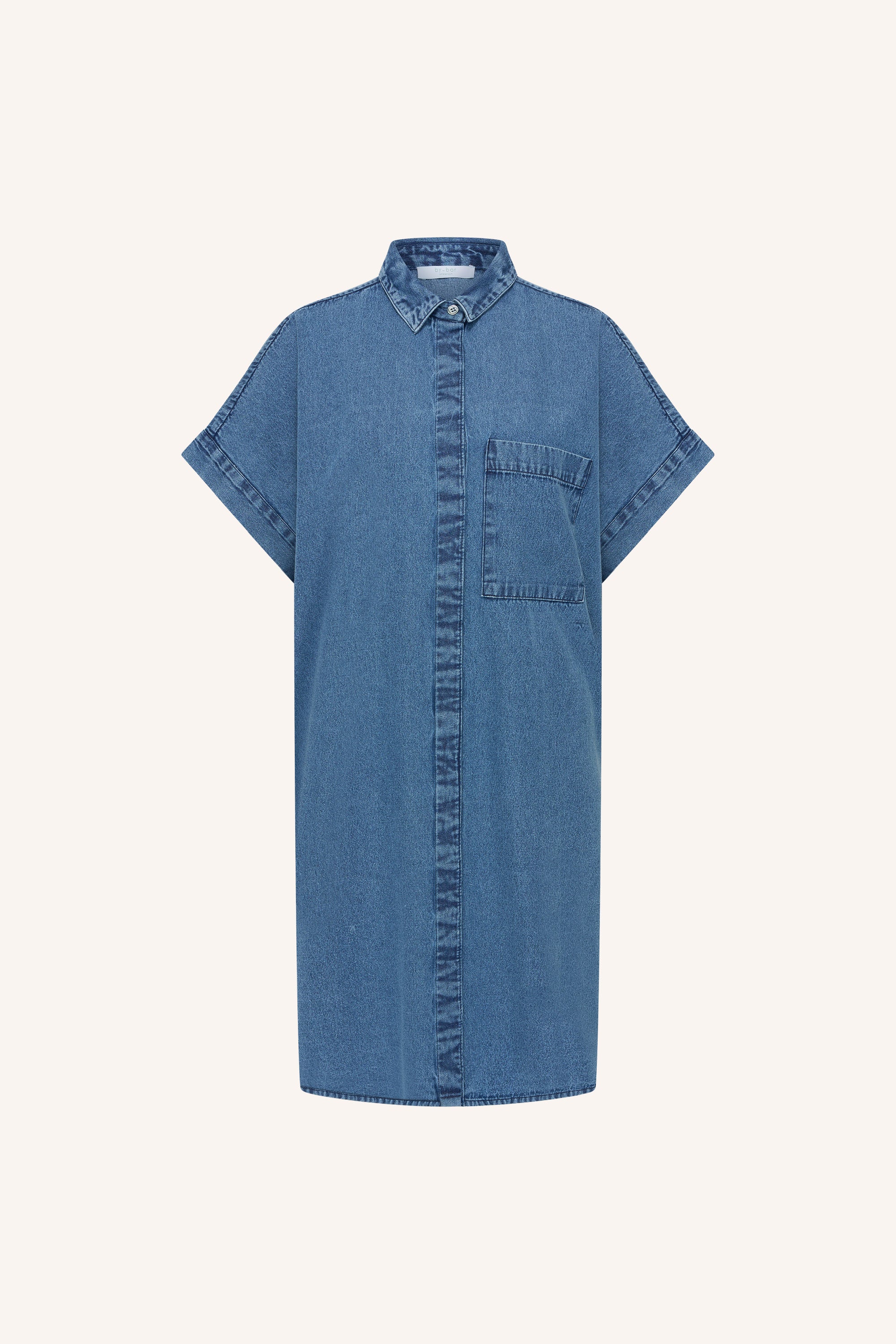 hella-denim-dress-medium-denim-knoopsluiting-gemaakt door weefspecialist-opstaande kraag-by-bar-productfoto
