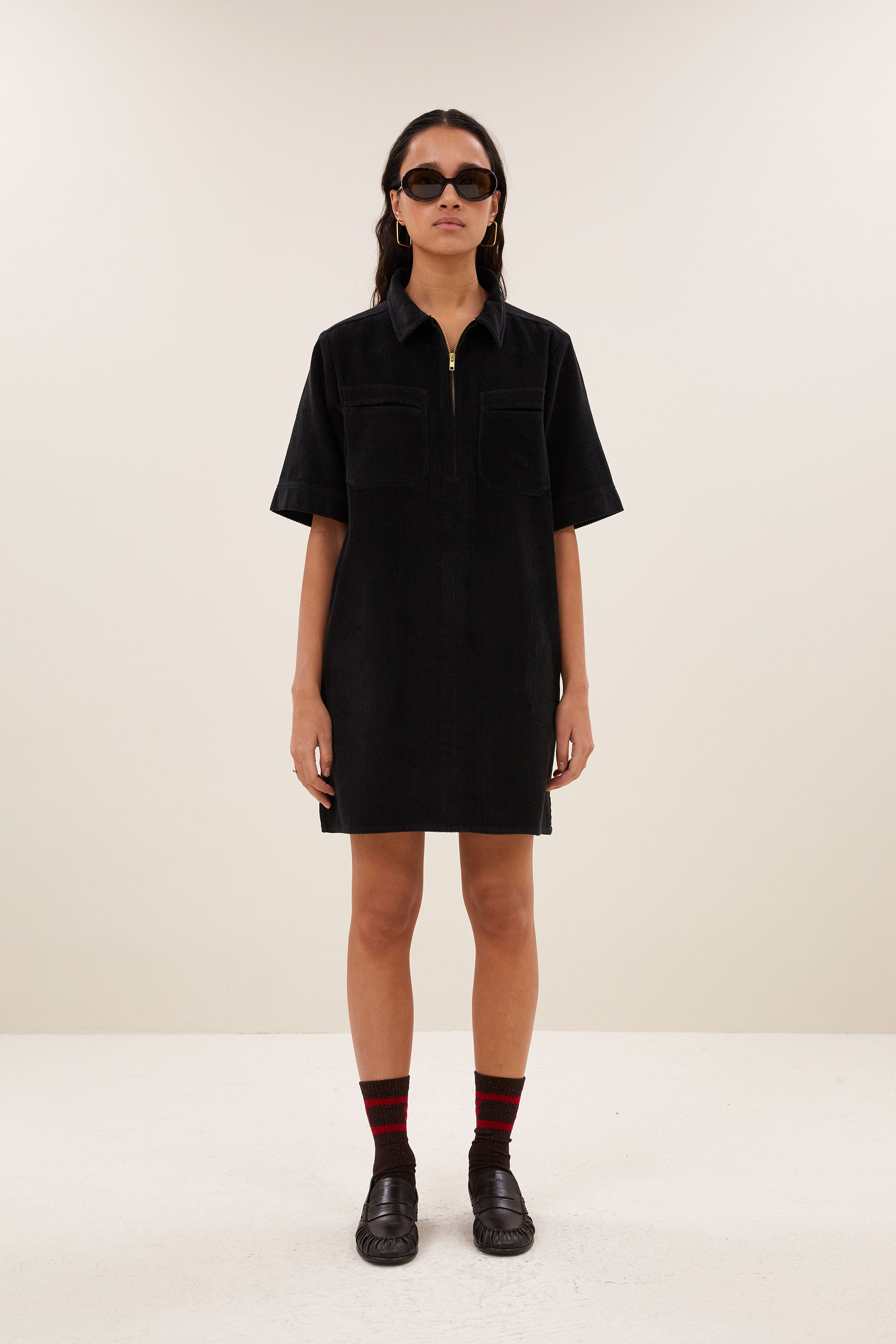 philipe-cord-dress-black-kleine kapmouw-opstaande kraag-ritssluiting-by-bar-sfeerbeeld