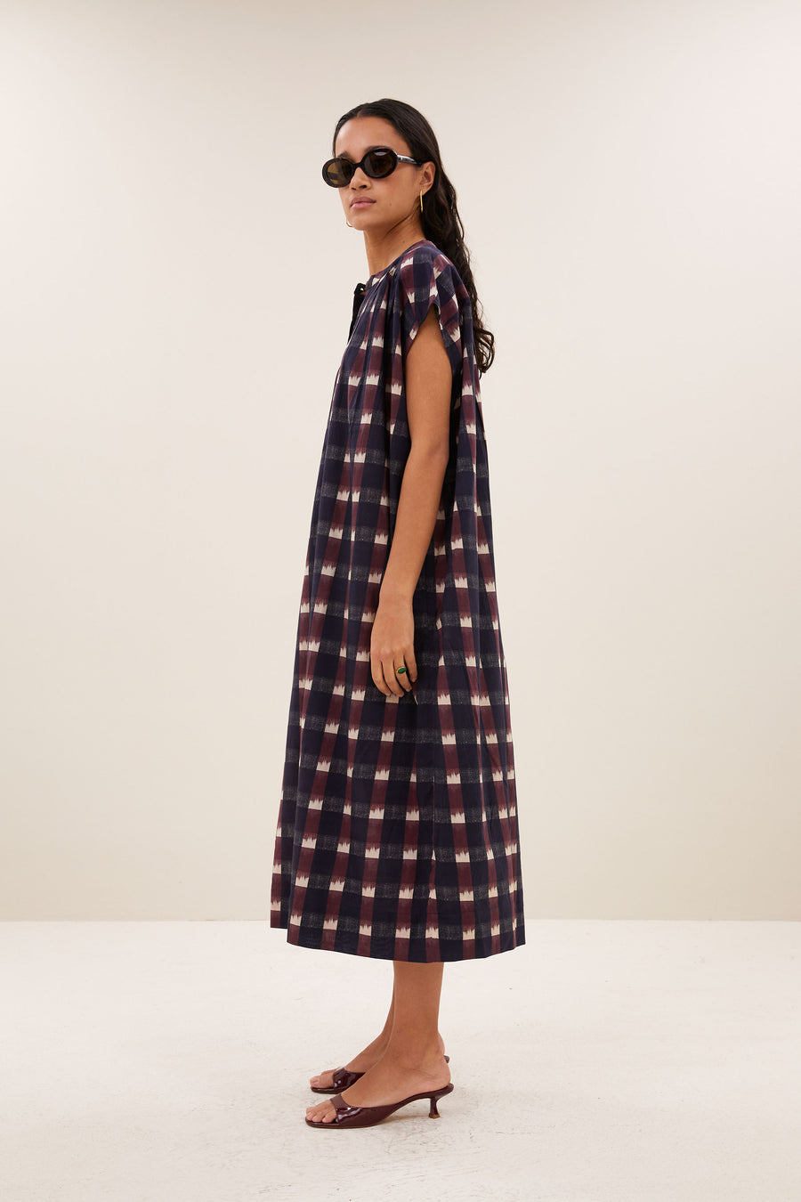 nana-ikat-dress-wine-ikat-print-knoopsluiting-ronde halslijn-kleine kapmouw-by-bar-zijaanzicht