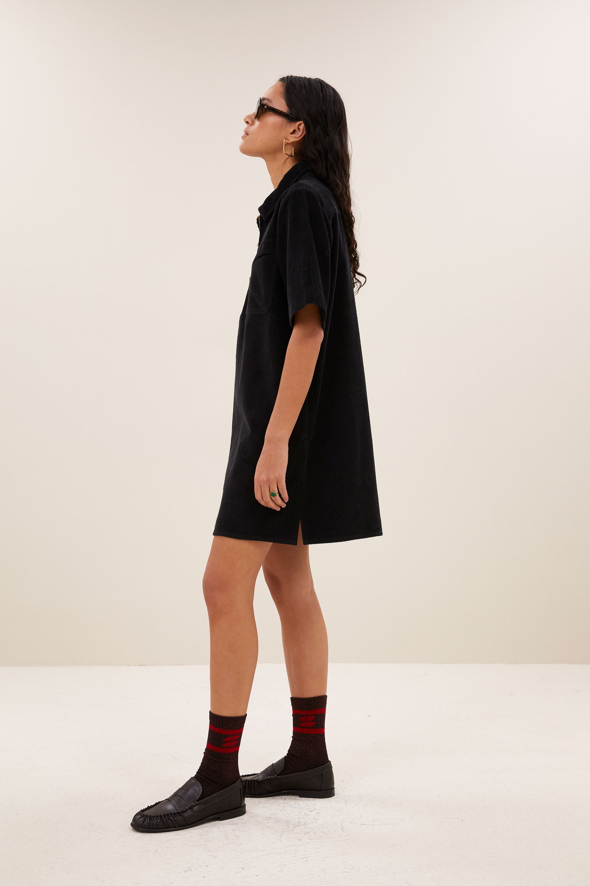 philipe-cord-dress-black-kleine kapmouw-opstaande kraag-ritssluiting-by-bar-vooraanzicht
