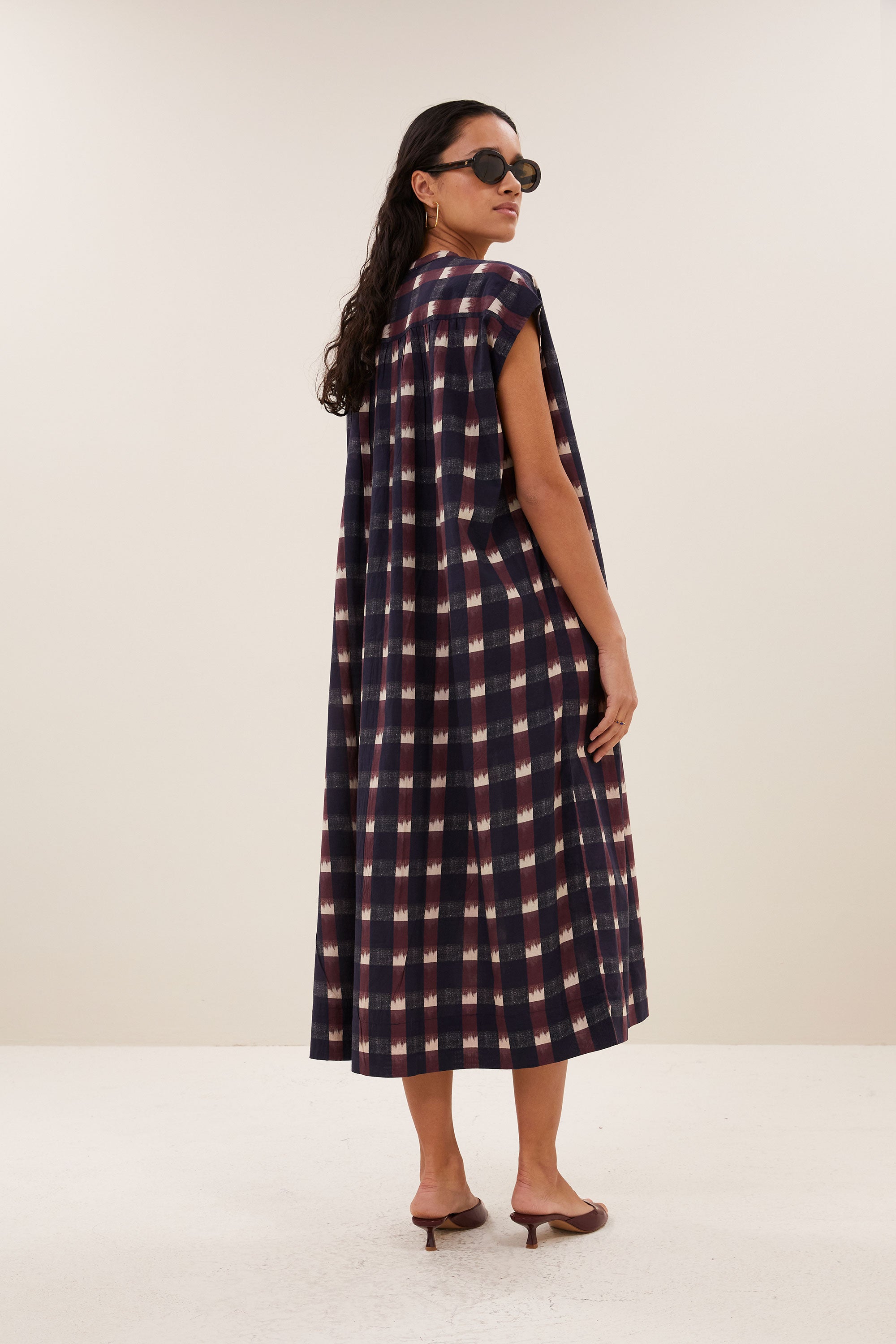 nana-ikat-dress-wine-ikat-print-knoopsluiting-ronde halslijn-kleine kapmouw-by-bar-achteraanzicht