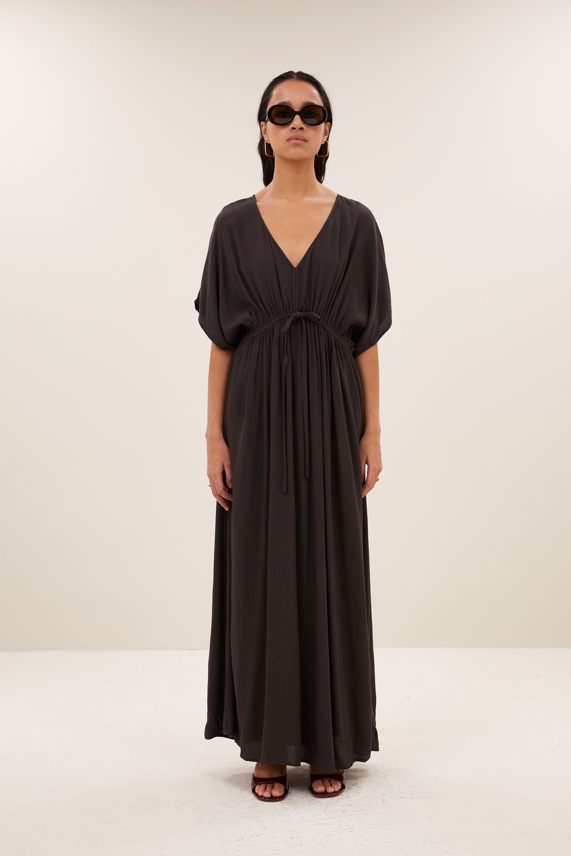 long-twill-dress-espresso-vleermuis mouw-geplooide details-v-halslijn-by-bar-vooraanzicht