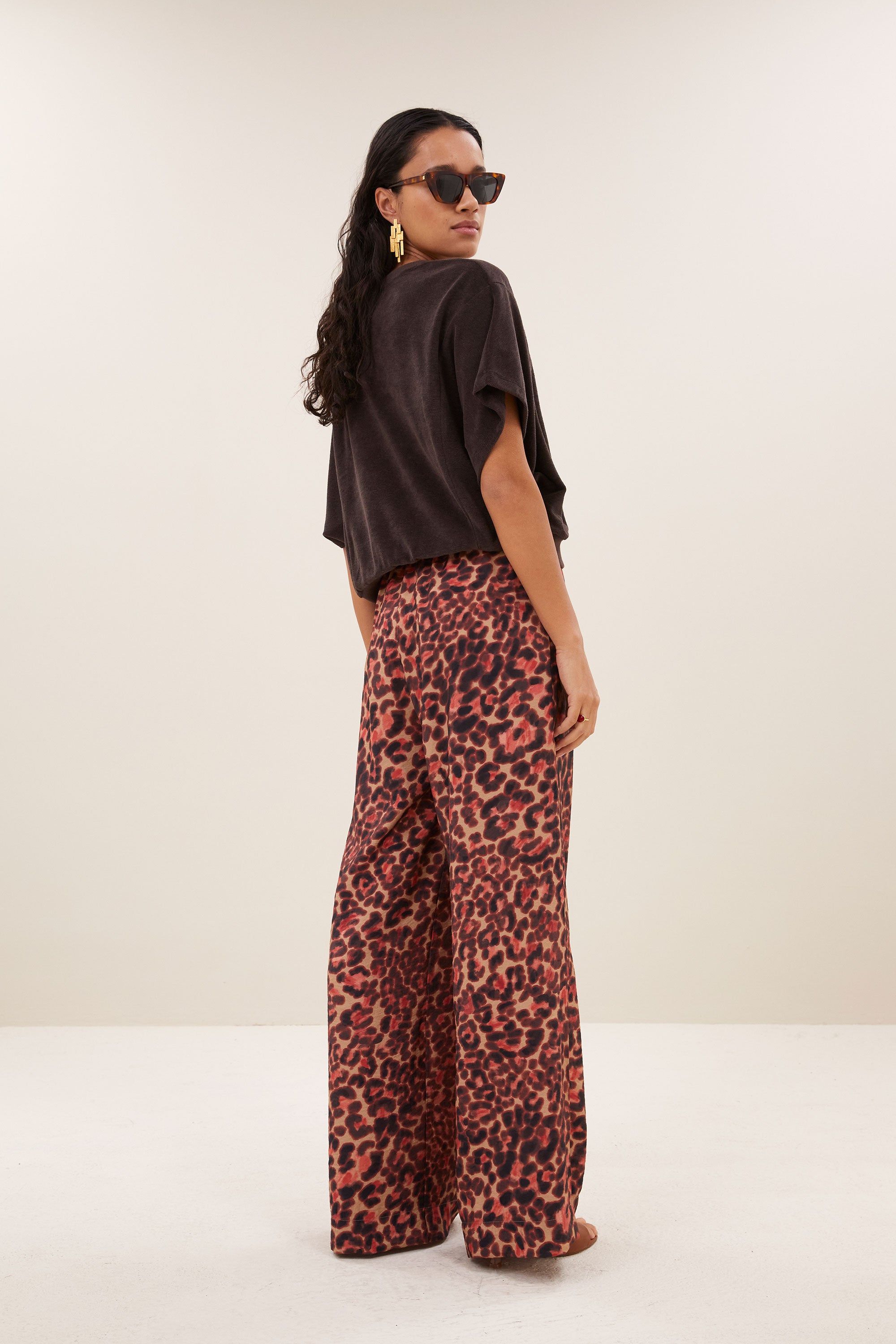 celin-cheetah-pants-cheetah-blush-losvallende pasvorm-plooien-draagbaar als set-by-bar-achteraanzicht