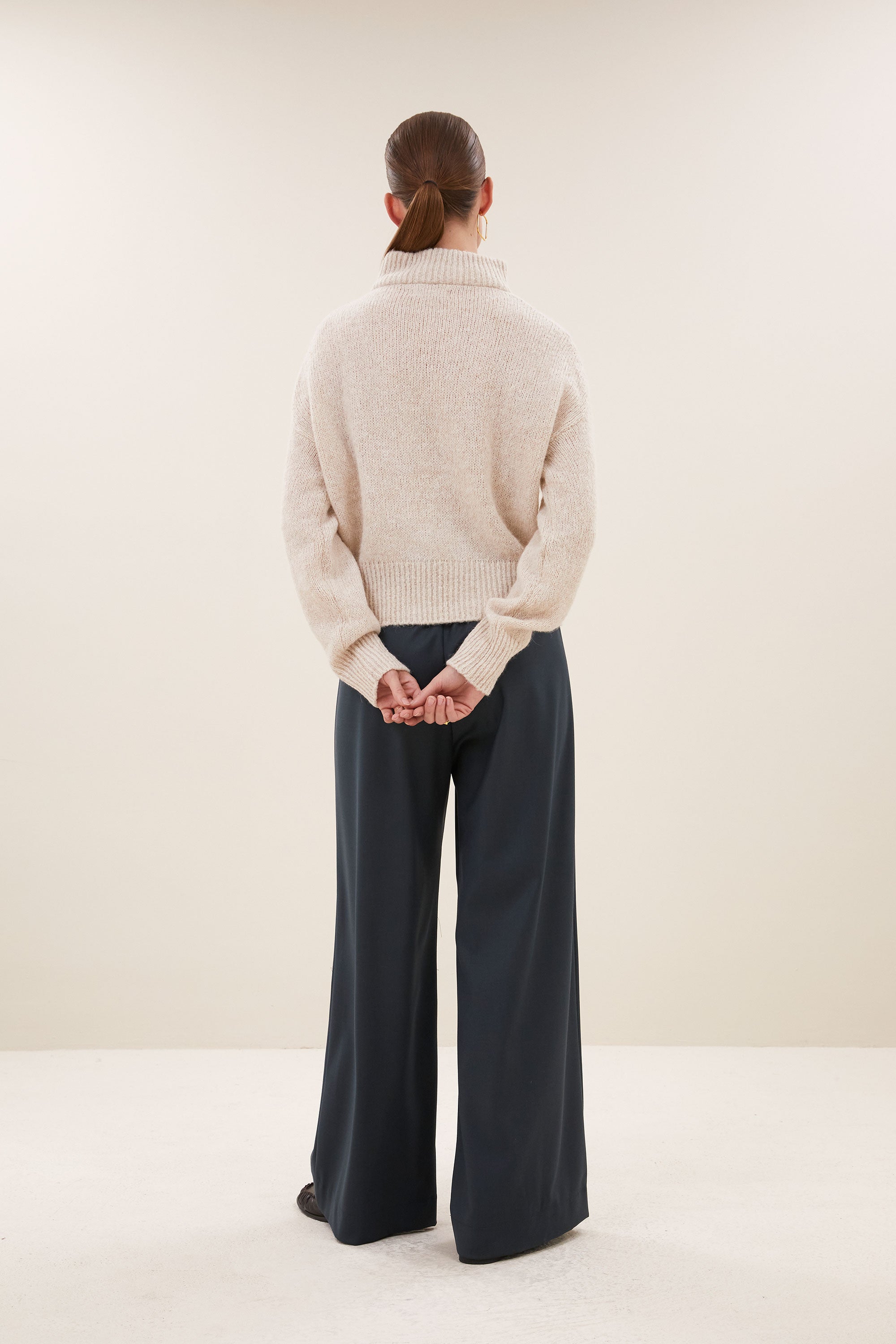 benji-grifone-pants-oil-green-all-time classic-hoge taille-losvallende pasvorm-by-bar-achteraanzicht