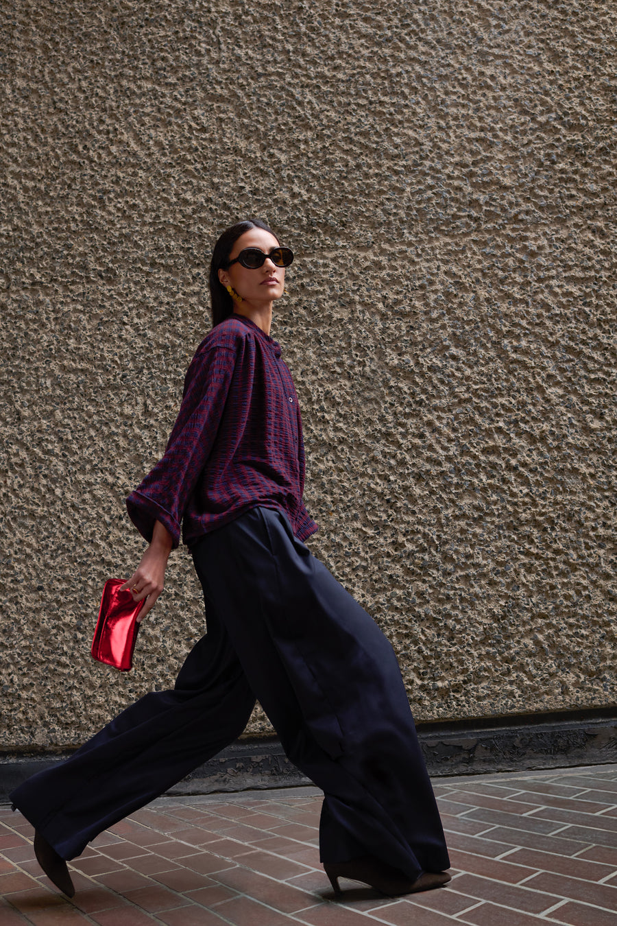 sef-solid-pants-dark-navy-all-time classic-gemaakt door weefspecialist-plooien-by-bar-sfeerbeeld