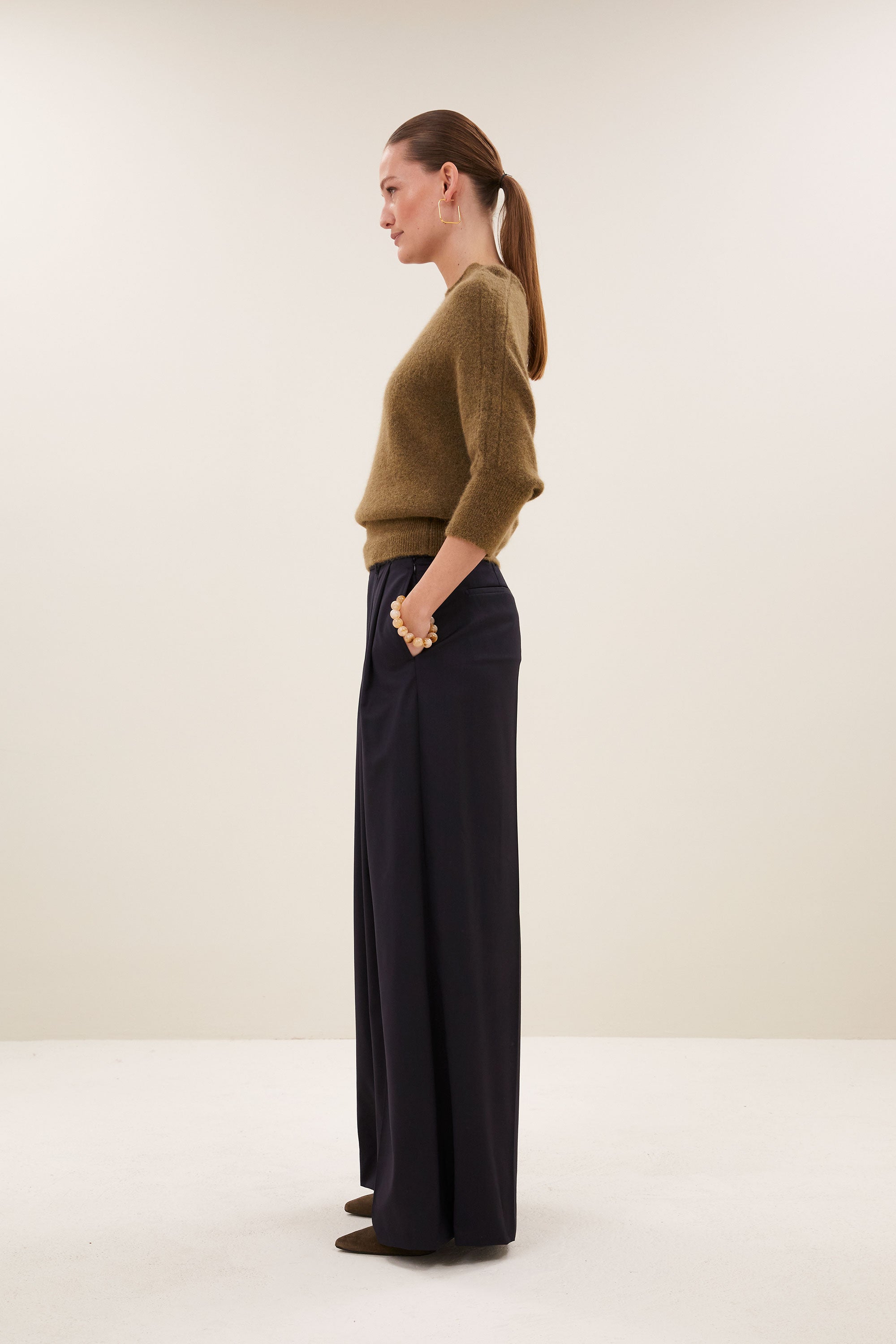 sef-solid-pants-dark-navy-all-time classic-gemaakt door weefspecialist-plooien-by-bar-zijaanzicht