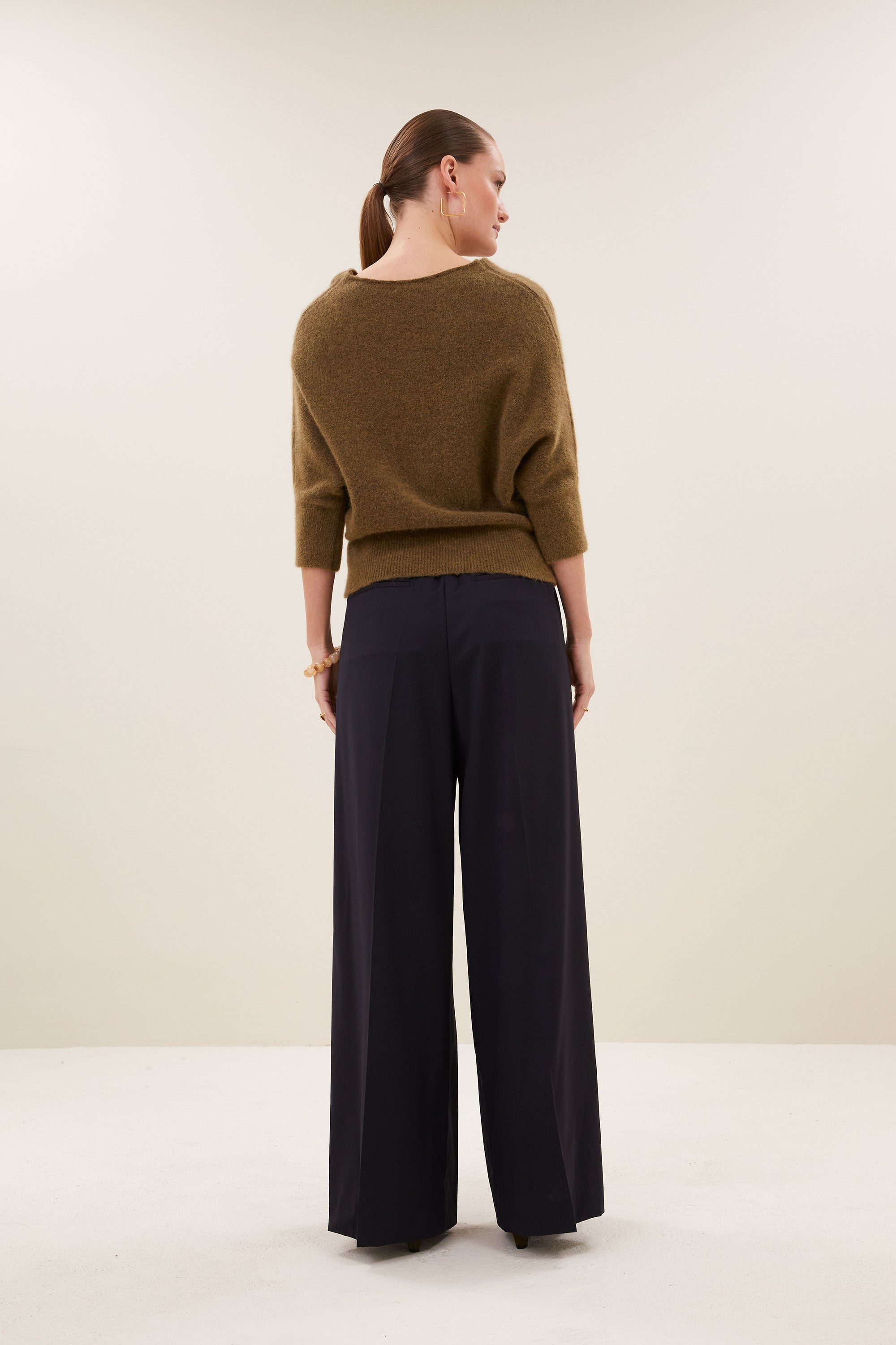sef-solid-pants-dark-navy-all-time classic-gemaakt door weefspecialist-plooien-by-bar-achteraanzicht