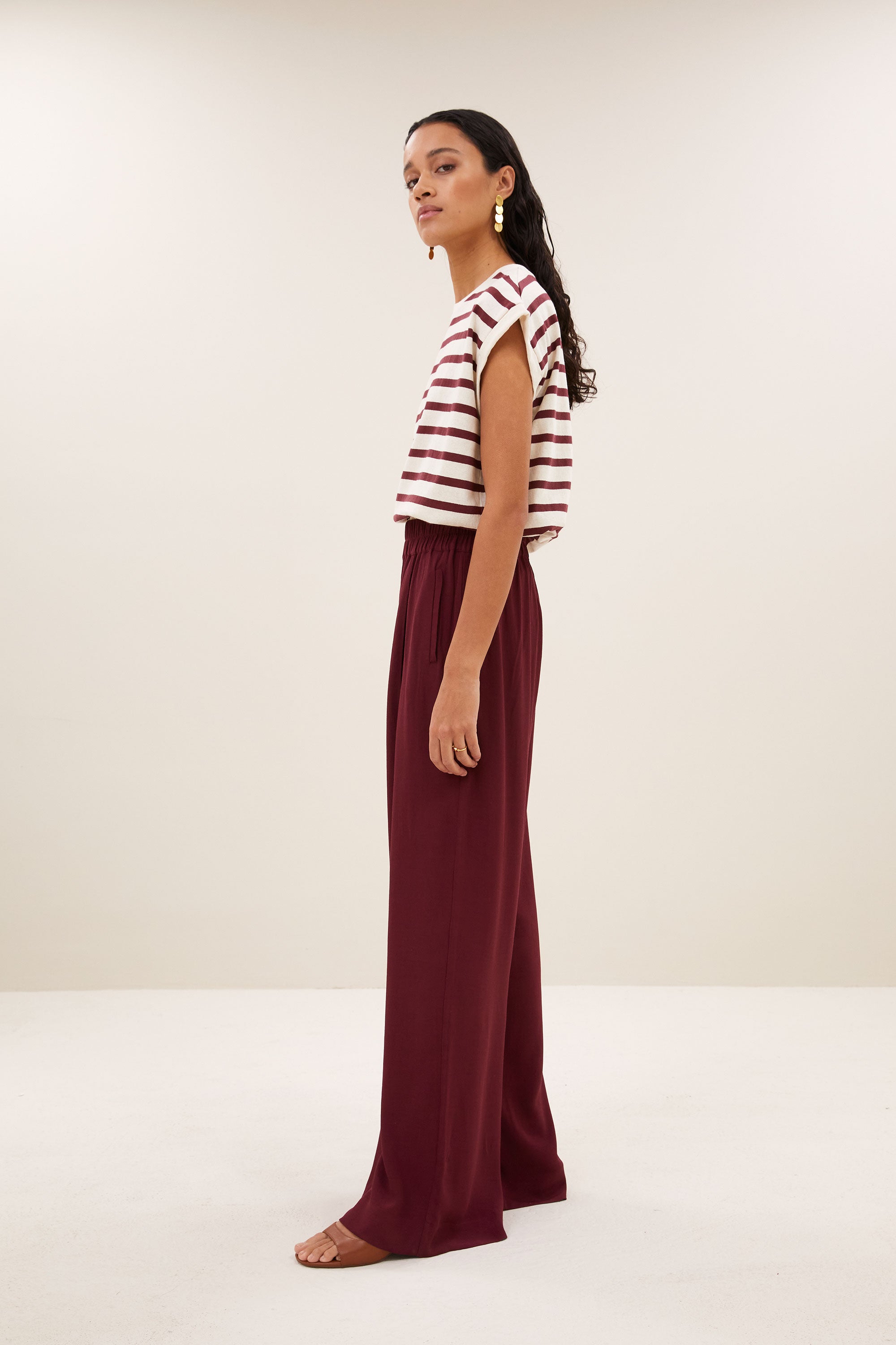 benji-viscose-pants-wine-losvallende pasvorm-plooien-draagbaar als set-by-bar-zijaanzicht