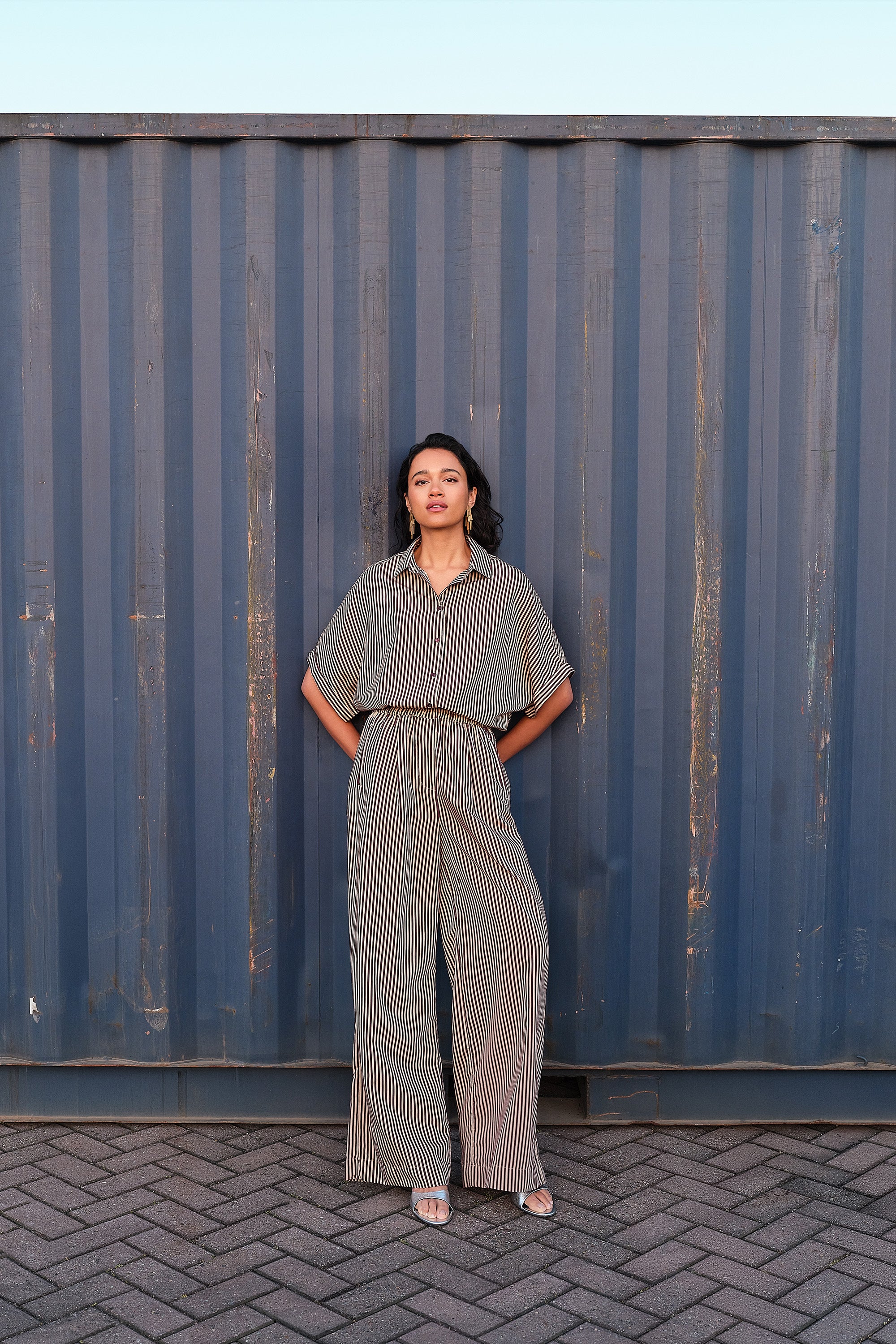 celin-stripe-pants-burgundy-stripe-losvallende pasvorm-plooien-draagbaar als set-by-bar-sfeerbeeld