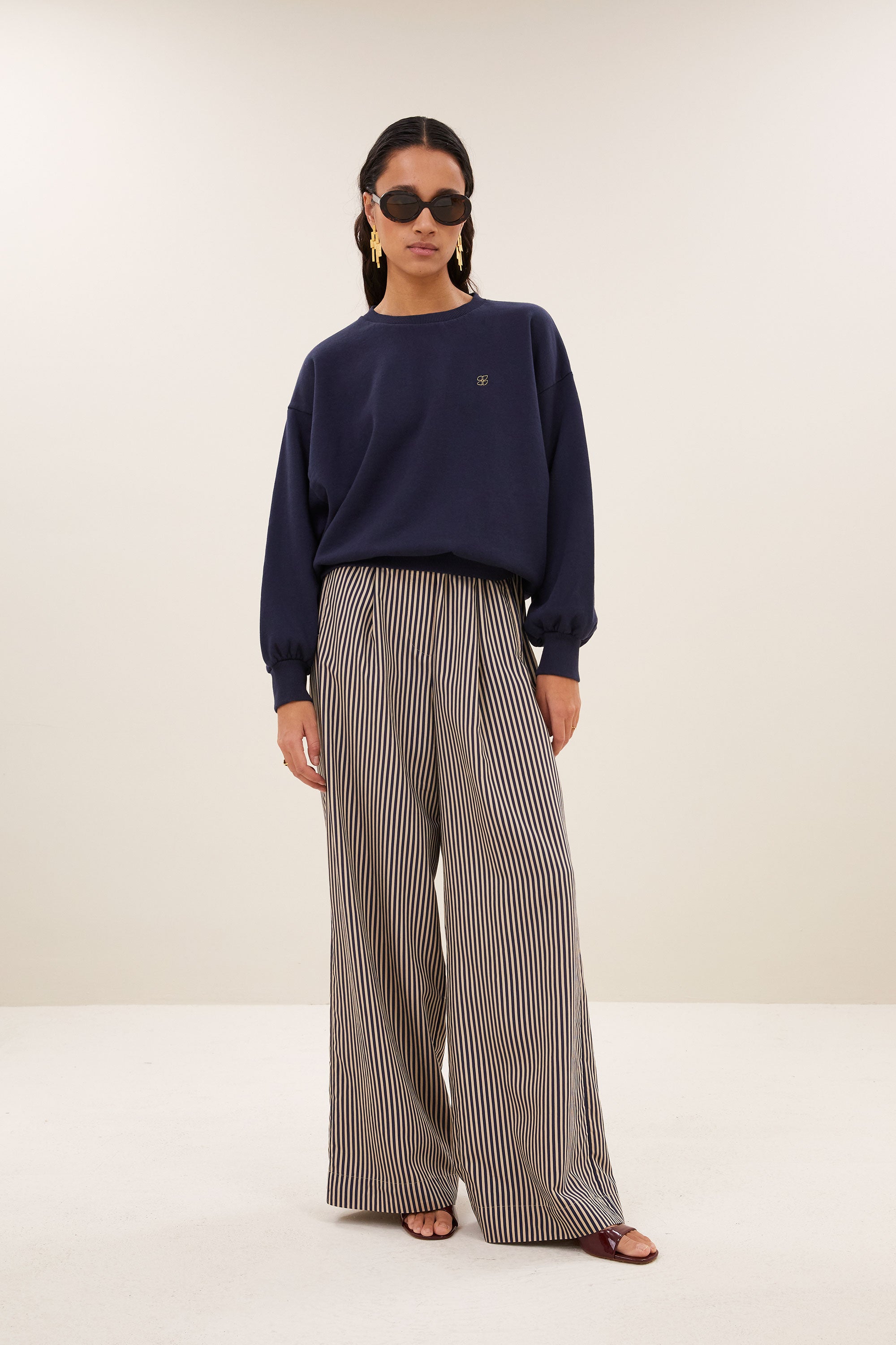 celin-stripe-pants-midnight-stripe-losvallende pasvorm-plooien-draagbaar als set-by-bar-vooraanzicht