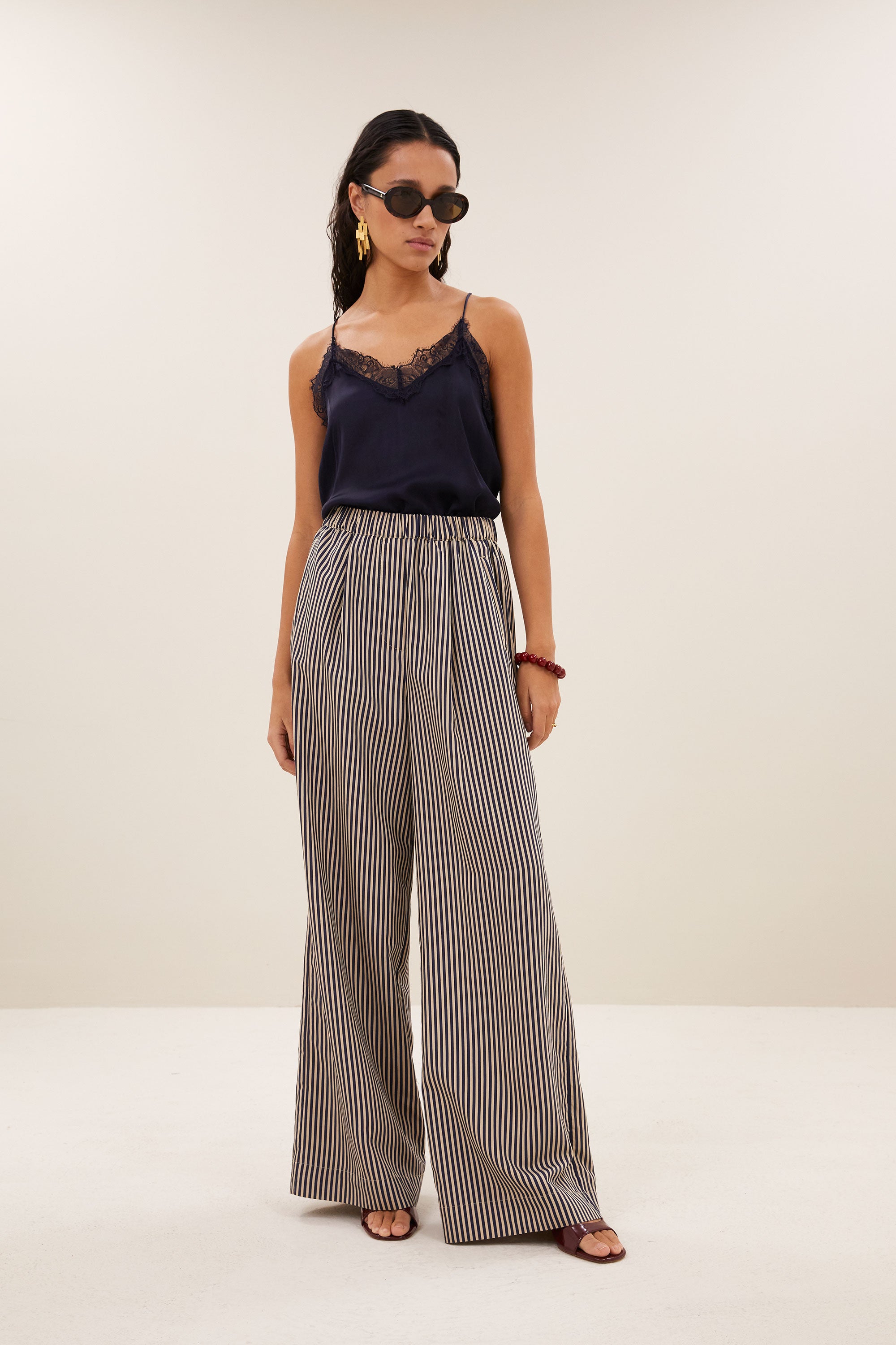 celin-stripe-pants-midnight-stripe-losvallende pasvorm-plooien-draagbaar als set-by-bar-aanvullende-foto