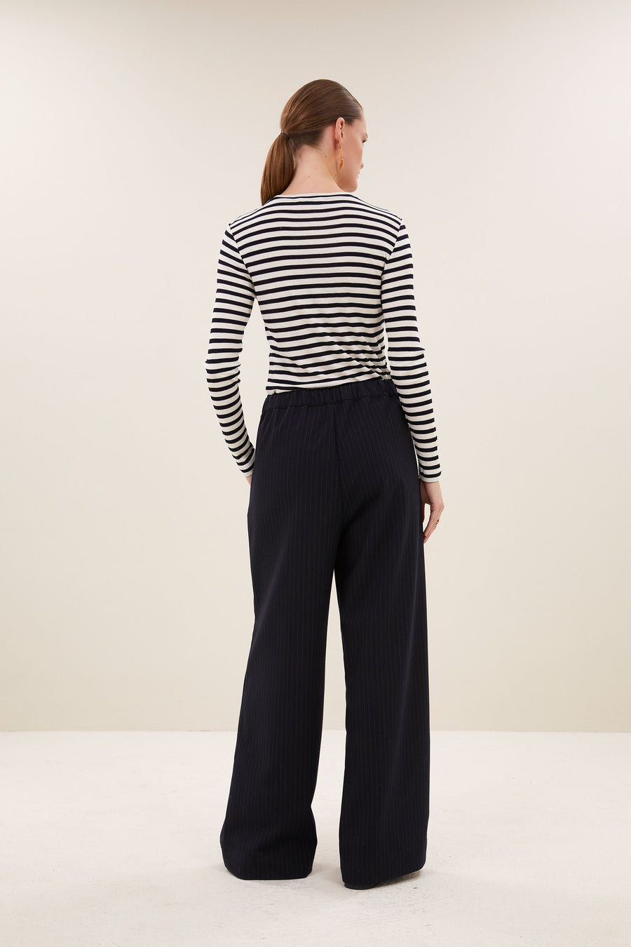 jelle-pinstripe-pants-midnight-casual fit-losvallende pasvorm-biologisch katoen-by-bar-achteraanzicht