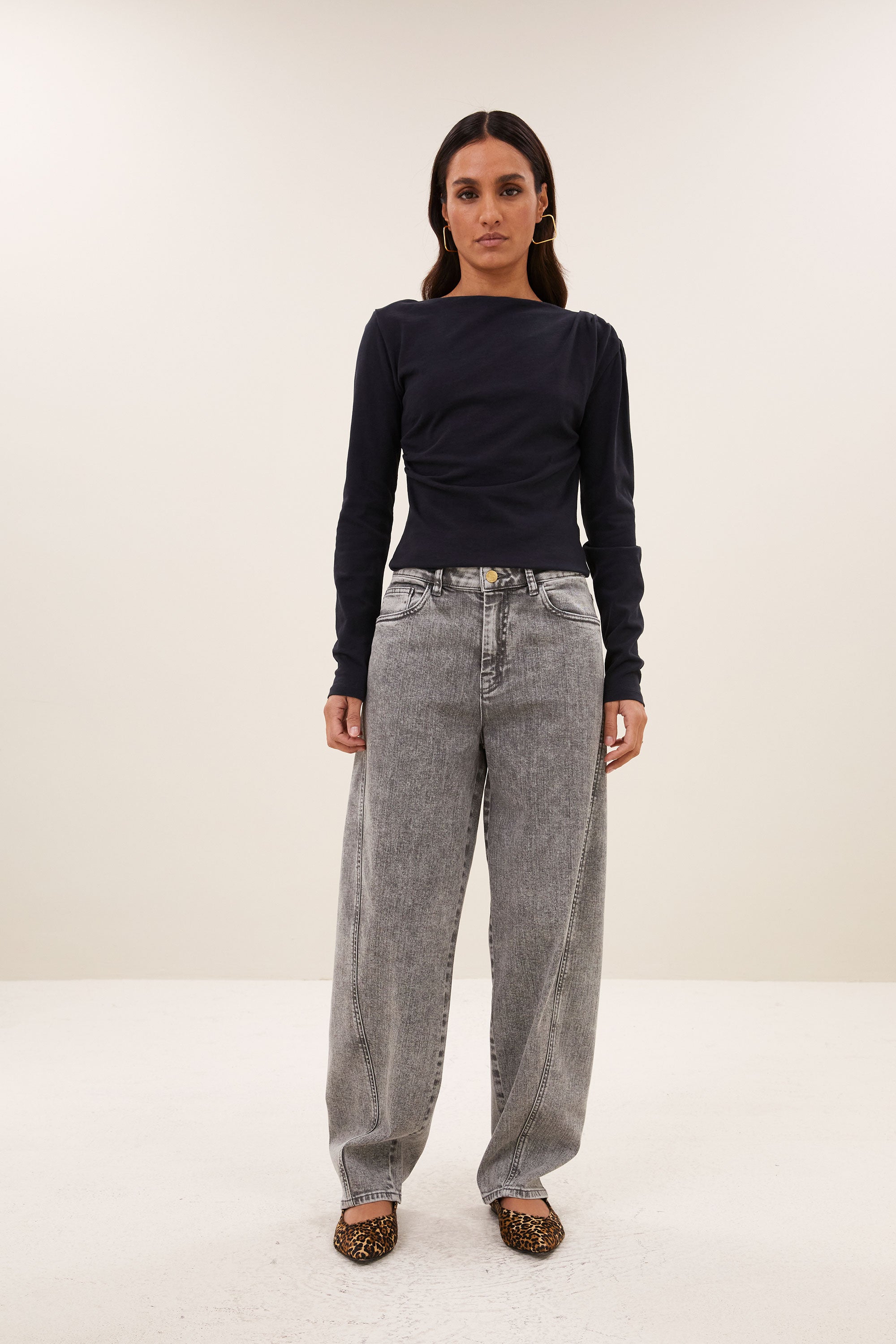 begum-grey-jeans-grey-denim-soepel vallende denim stof-all-time classic-comfortabele pasvorm-by-bar-sfeerbeeld