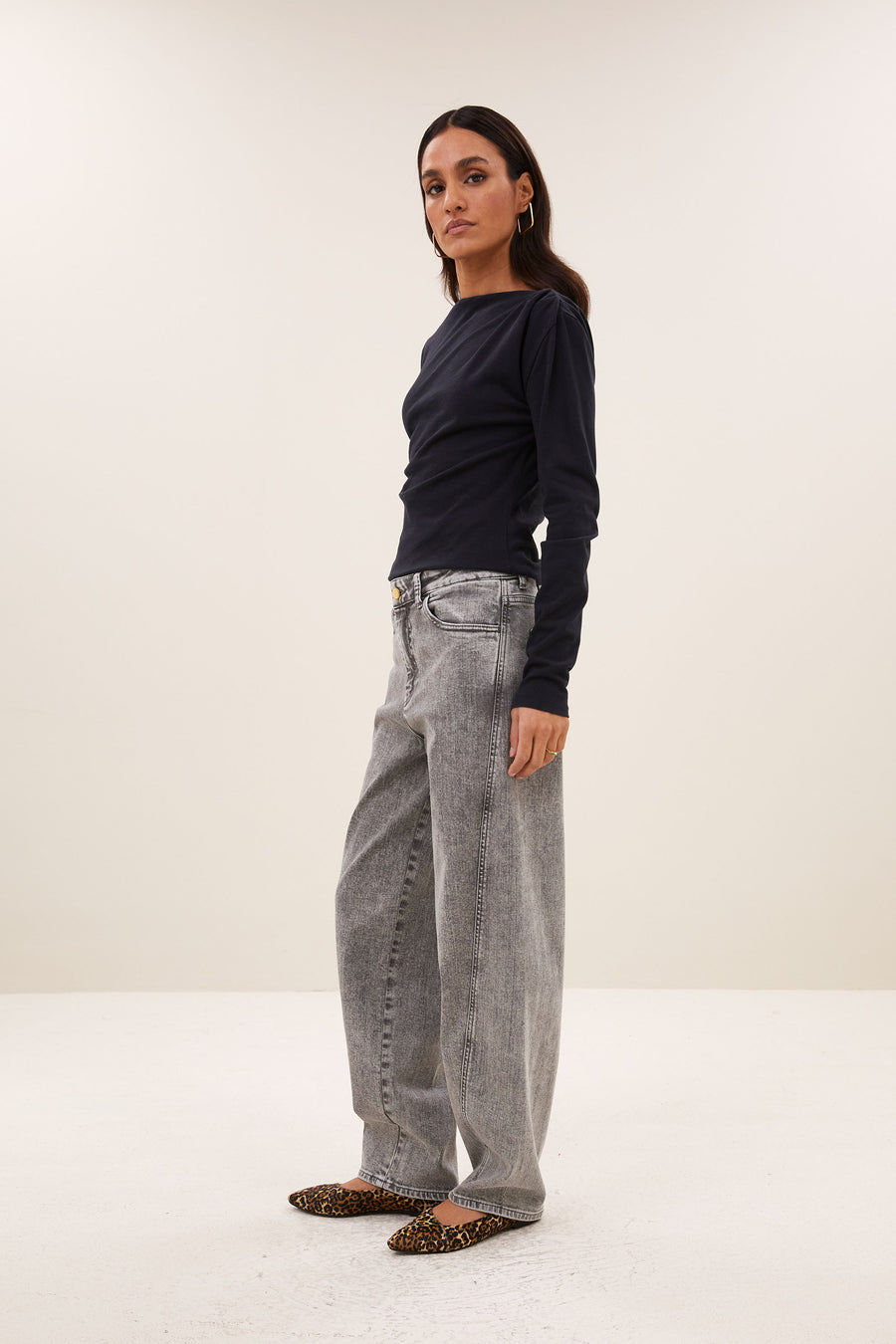 begum-grey-jeans-grey-denim-soepel vallende denim stof-all-time classic-comfortabele pasvorm-by-bar-zijaanzicht