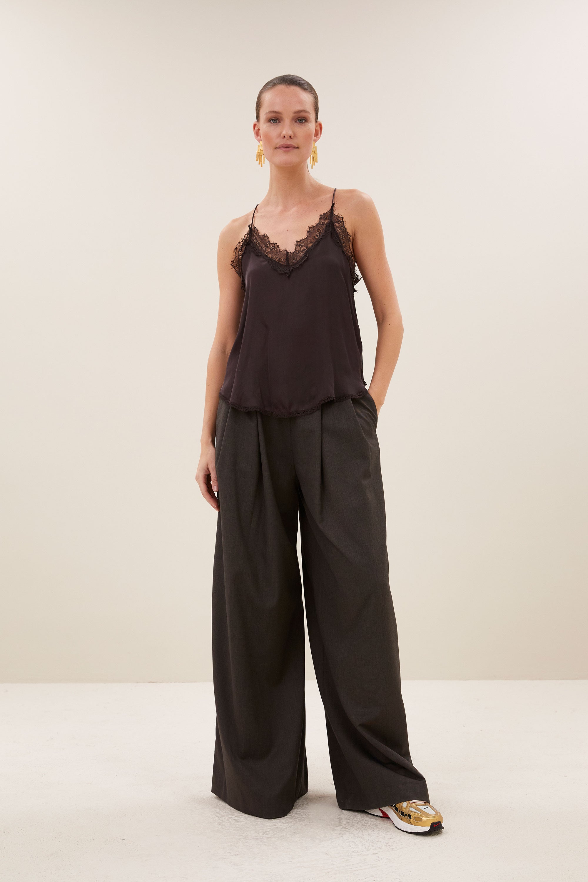 sef-pants-dark-brown-all-time classic-blinde ritssluiting-losvallende pasvorm-by-bar-vooraanzicht