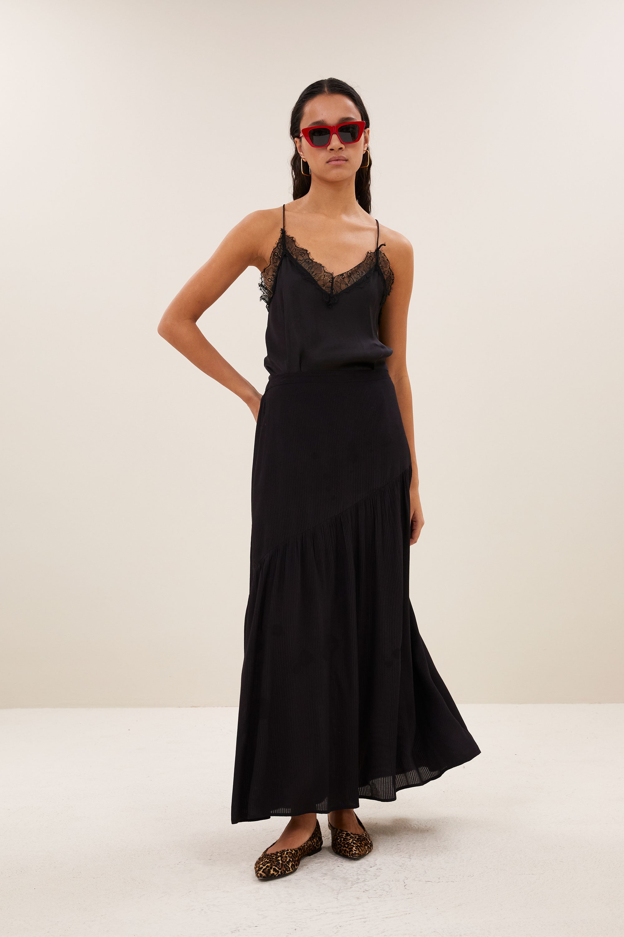 myra-viscose-skirt-black-gemaakt door weefspecialist-must-have essential-tijdloze pasvorm-by-bar-zijaanzicht