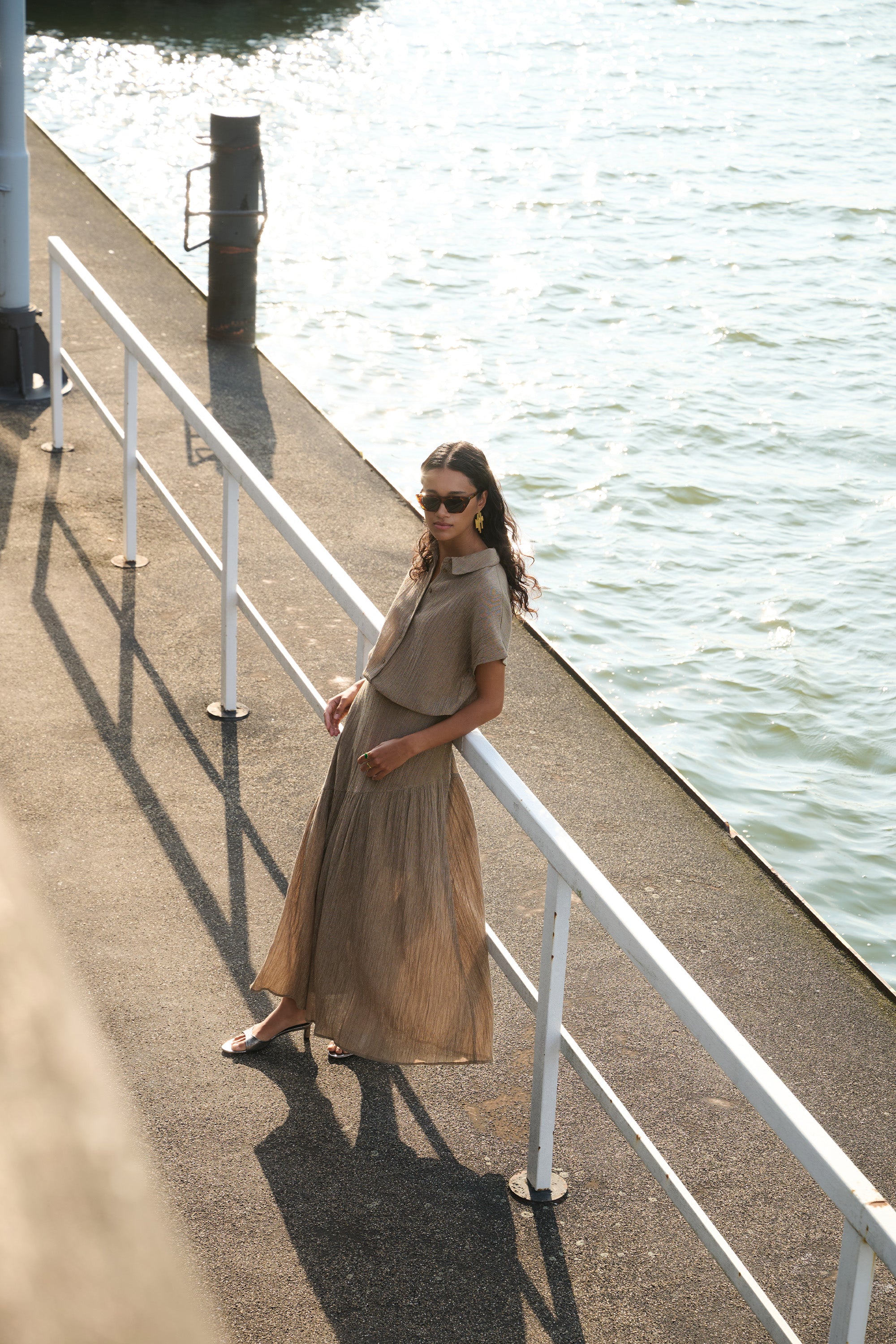myra-lurex-skirt-gold-all-time classic-comfortabele pasvorm-subtiel geweven lurex draad-by-bar-sfeerbeeld