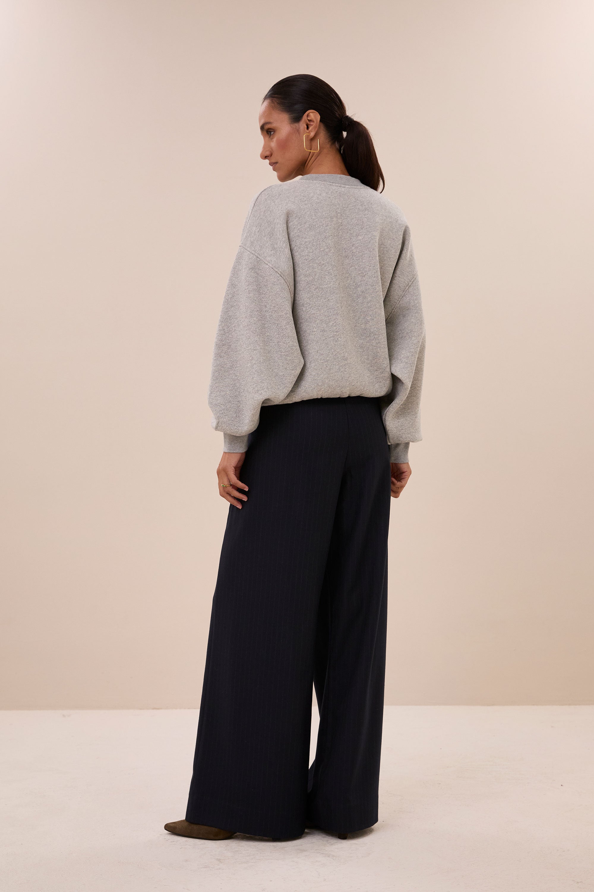 mimi-sweater-mid-grey-melee-all-time classic-katoen kwaliteit-tijdloze pasvorm-by-bar-achteraanzicht