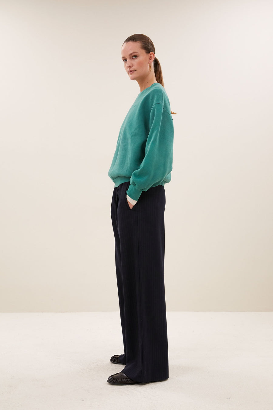 lili-lucky-sweater-frosty-green-comfortabele draagervaring-comfortabele pasvorm-losvallende pasvorm-by-bar-zijaanzicht