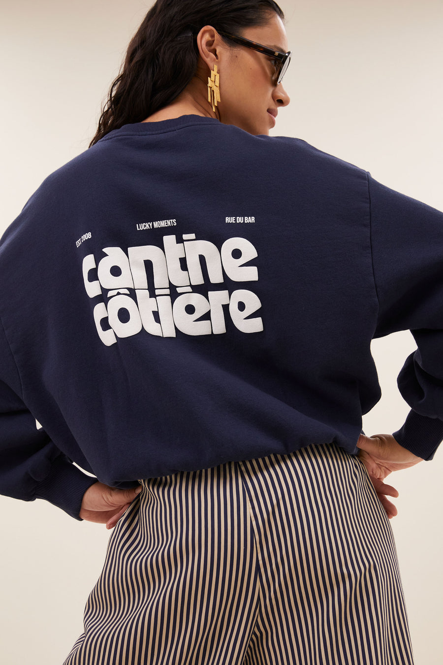 lili-coast-sweater-uniform-blue-comfortabele draagervaring-verlaagde schoudernaden-statement print-by-bar-vooraanzicht
