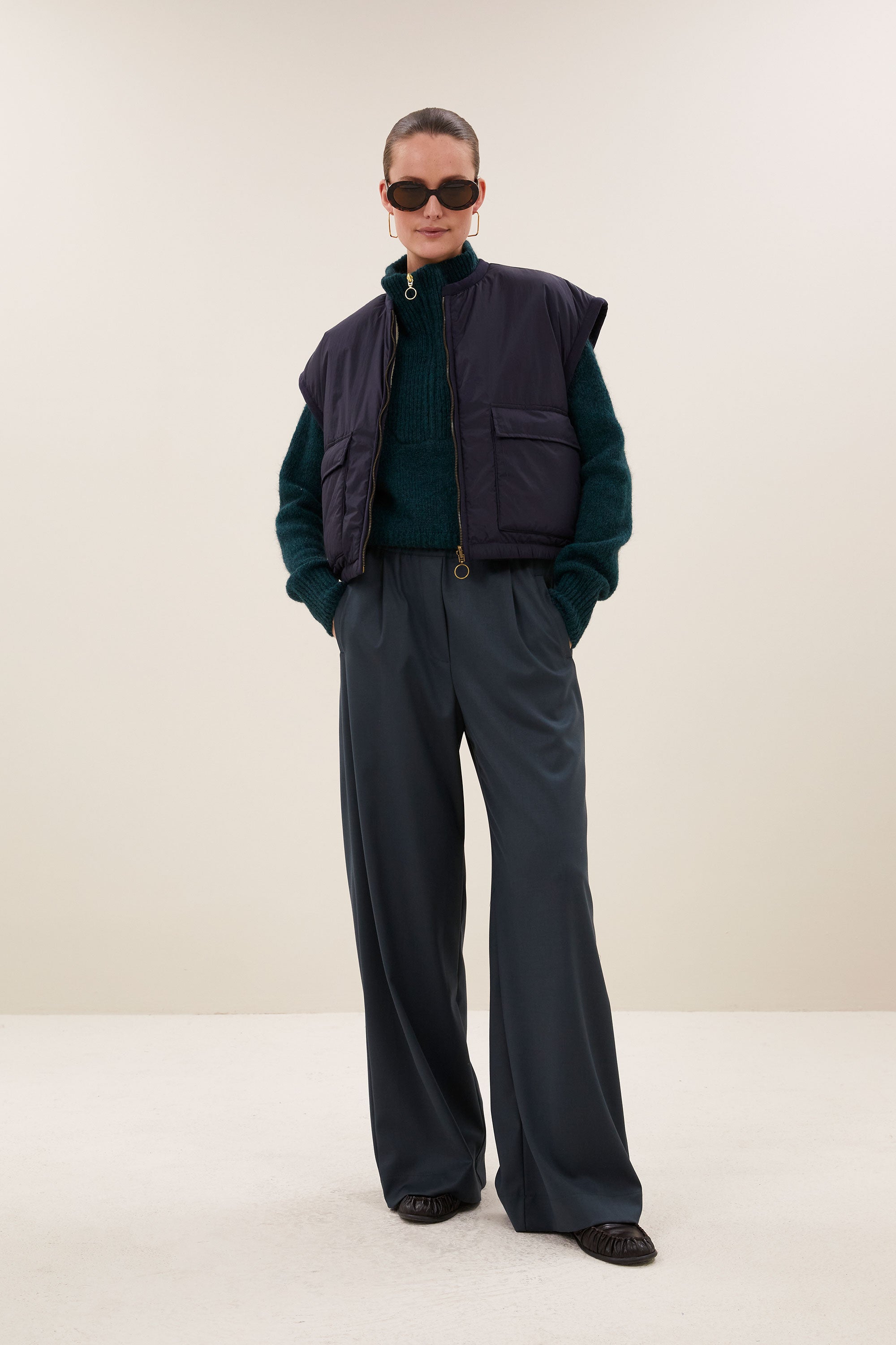 gio-sleeveless-jacket-midnight-fleece_pocket_lining-binnenvoering-draagbaar aan beide zijden-by-bar-sfeerbeeld