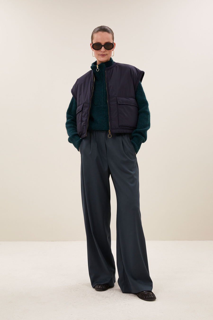 gio-sleeveless-jacket-midnight-fleece_pocket_lining-binnenvoering-draagbaar aan beide zijden-by-bar-sfeerbeeld