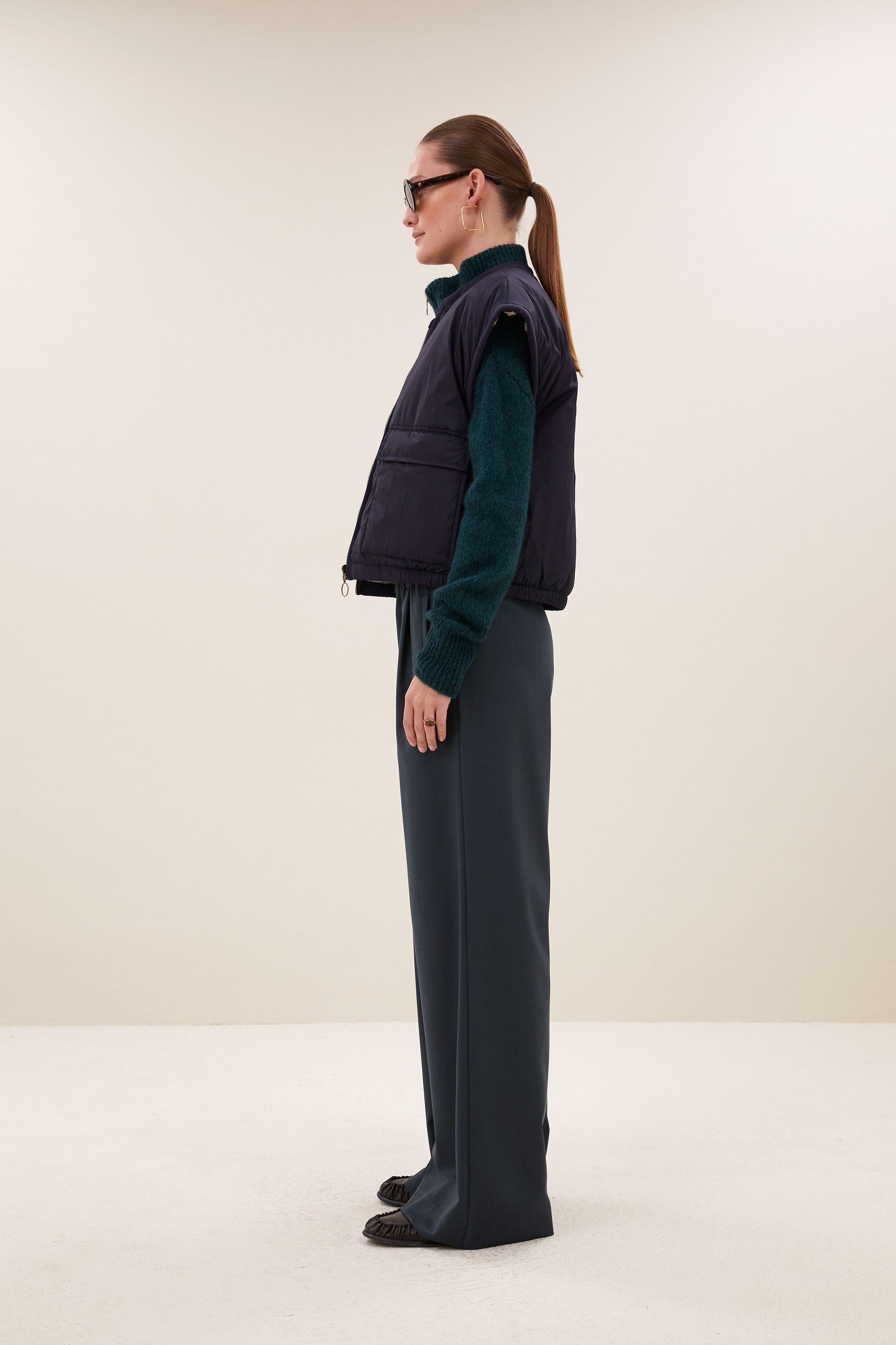gio-sleeveless-jacket-midnight-fleece_pocket_lining-binnenvoering-draagbaar aan beide zijden-by-bar-zijaanzicht