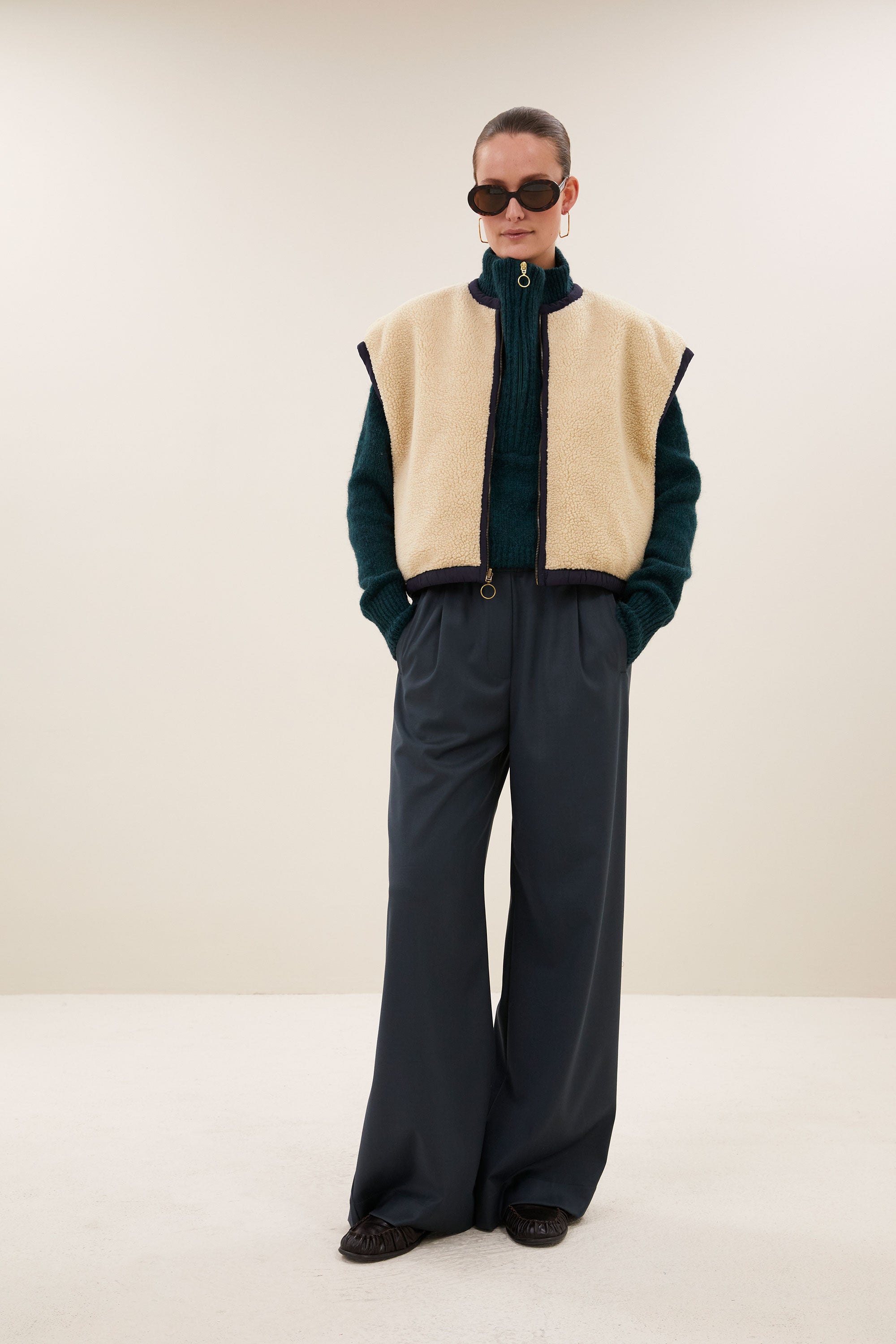 gio-sleeveless-jacket-midnight-fleece_pocket_lining-binnenvoering-draagbaar aan beide zijden-by-bar-detail